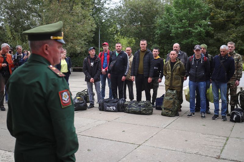 Un miembro del ejército ruso se dirige a un grupo de reservistas reunidos en un punto de encuentro en la ciudad de Volzhski, en el óblast de Volgogrado, Rusia, el 28 de septiembre de 2022 (REUTERS)