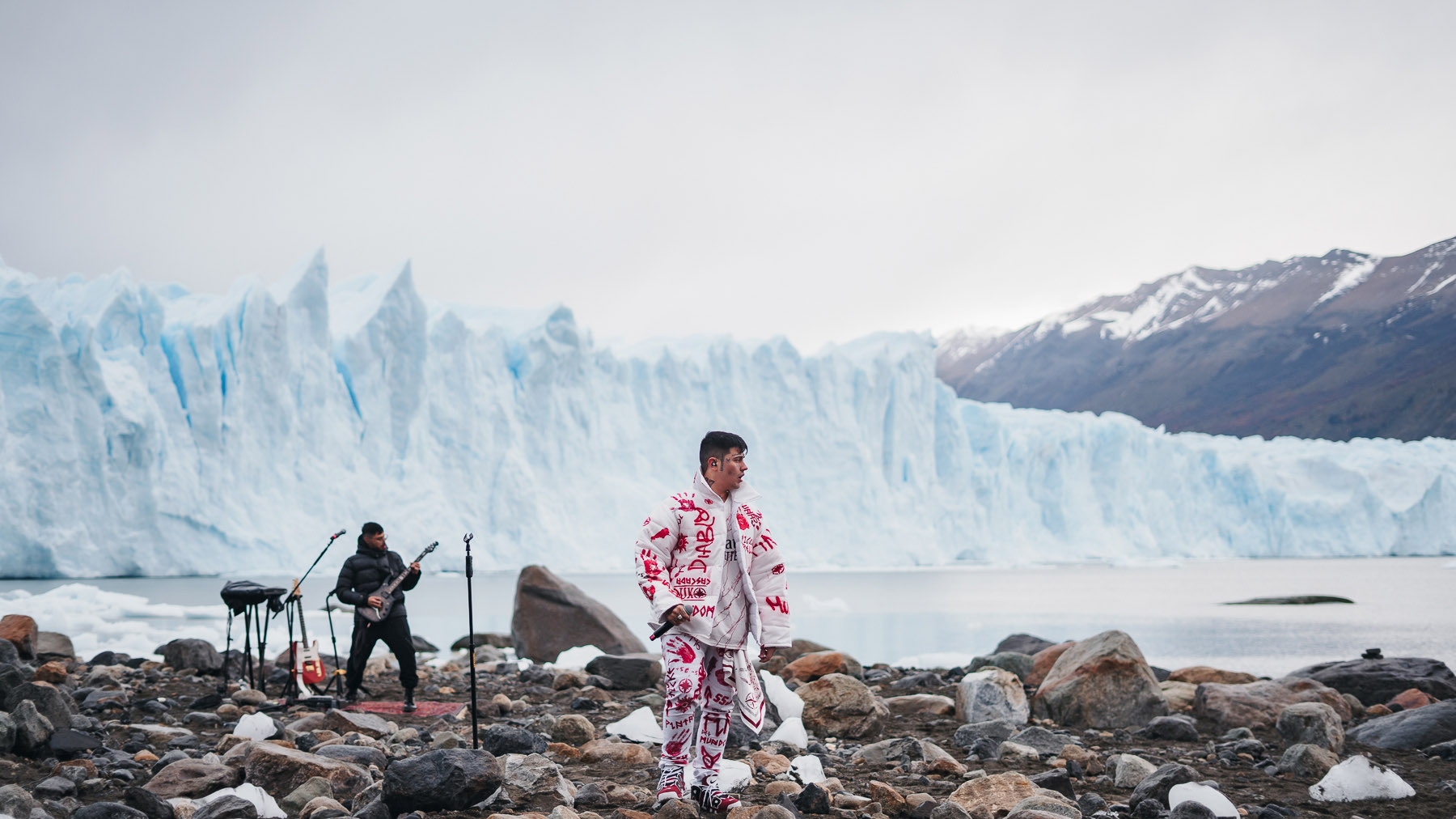 Duki brindó un show desde el Glaciar Perito Moreno (Crédito: Lauria)