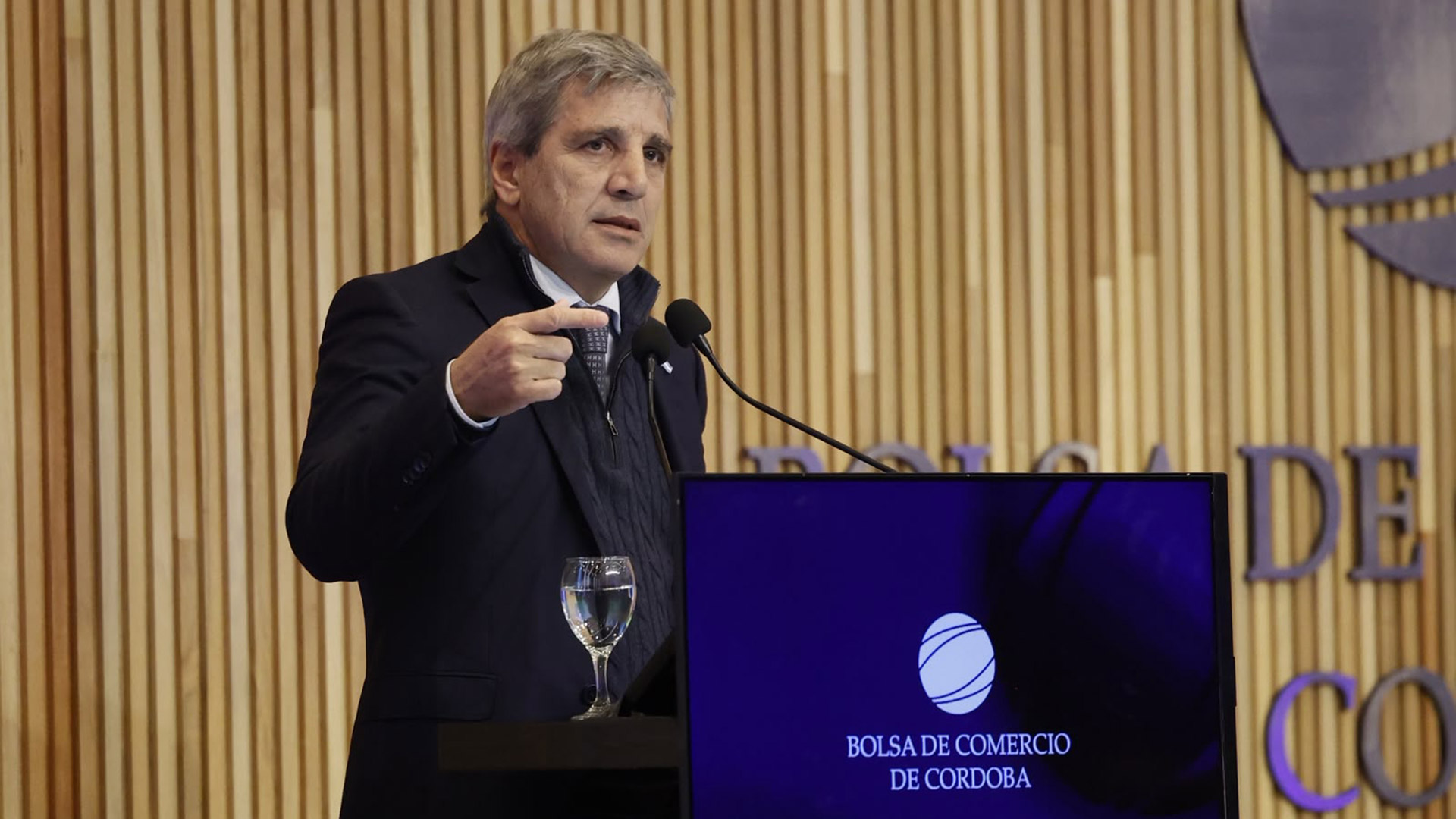 El ministro Caputo dijo que habr&aacute; m&aacute;s inversiones por el RIGI y descart&oacute; tensiones con el d&oacute;lar en 2027