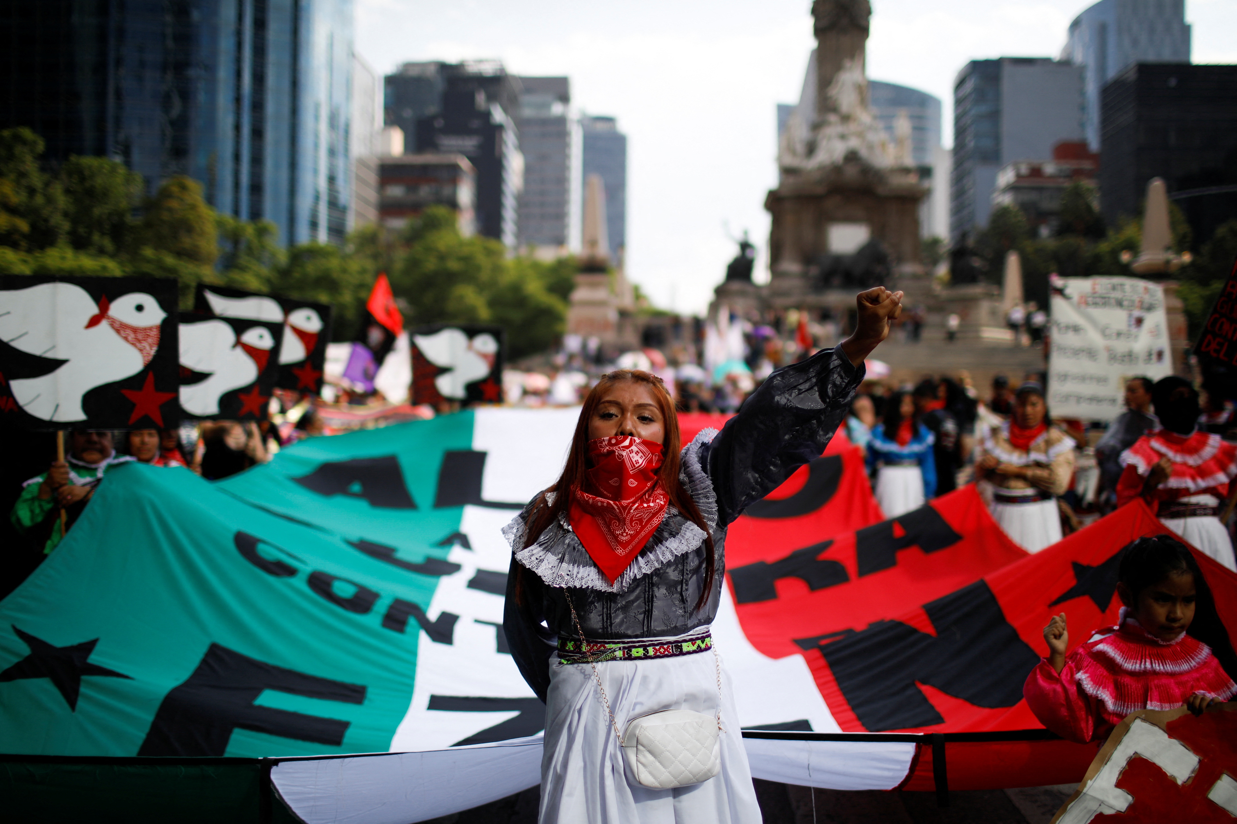 Organizaciones indígenas cerraron Paseo de la Reforma a la altura del Ángel de la Independencia