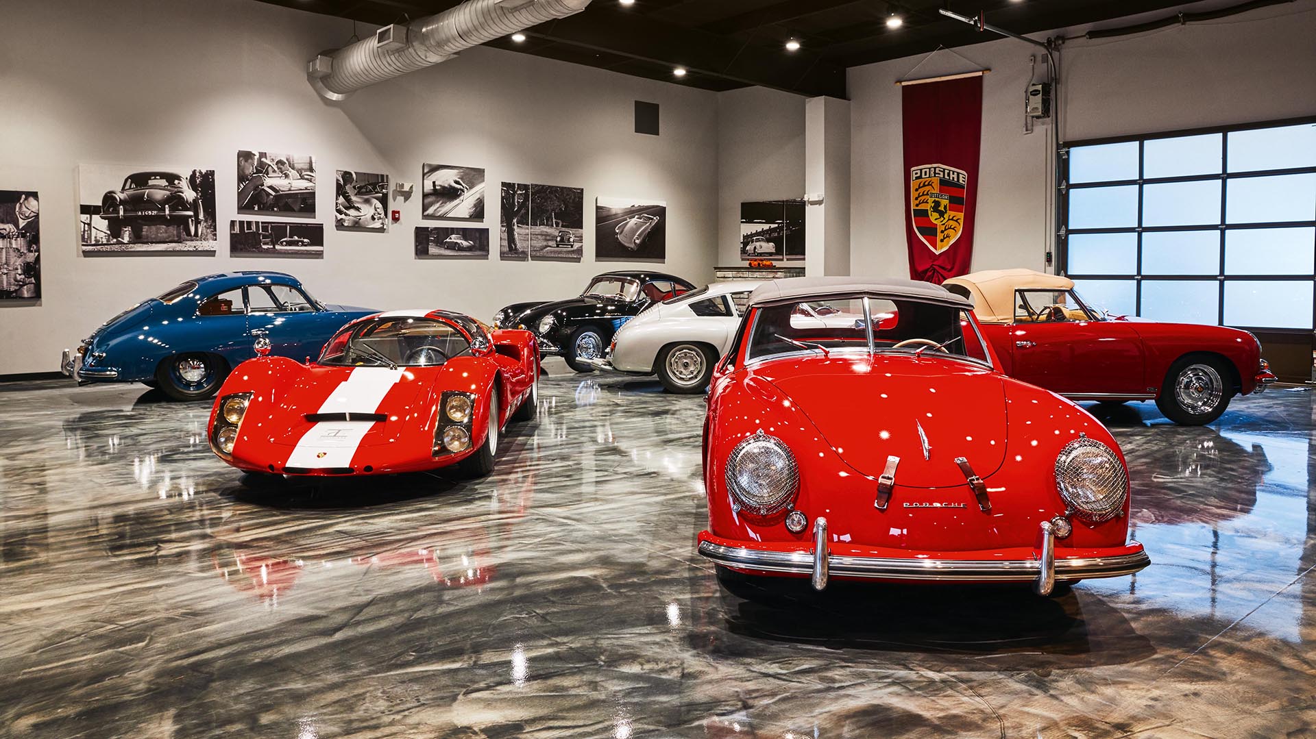 La colección tiene todo tipo de modelos, desde los más viejos hasta los más nuevos (Porsche)