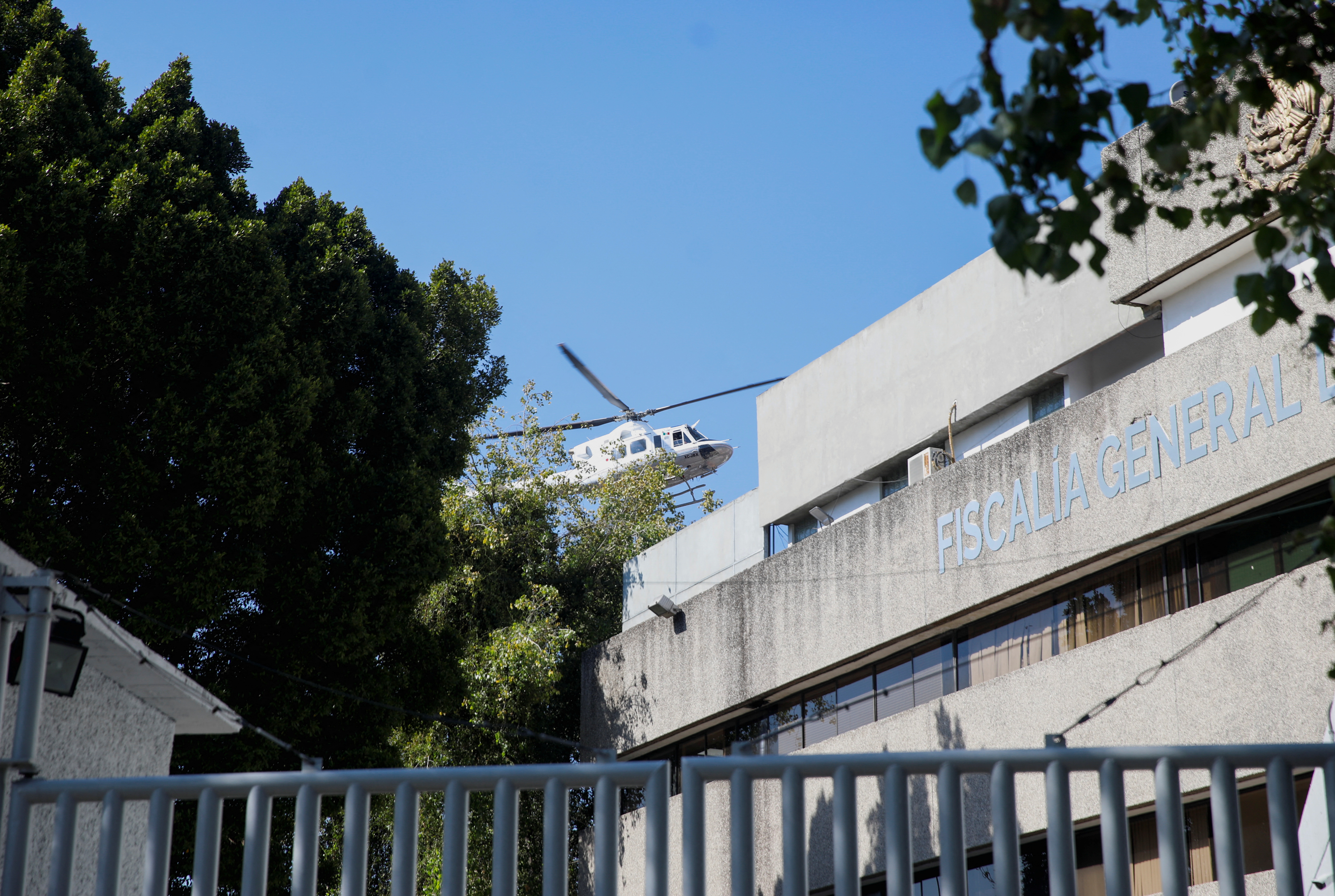 Un helicópetro arribó a la FEMDO mientras se desplegaba el operativo (REUTERS/Raquel Cunha)