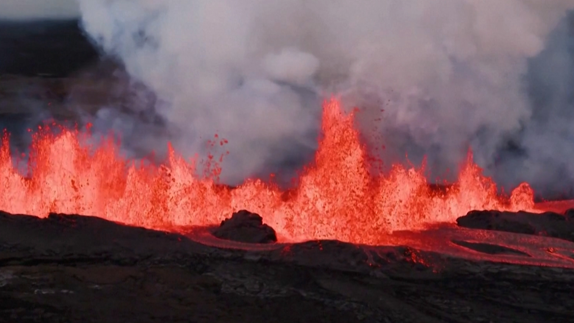 Imágenes aéreas de la entrada en erupción del volcán Mauna Loa