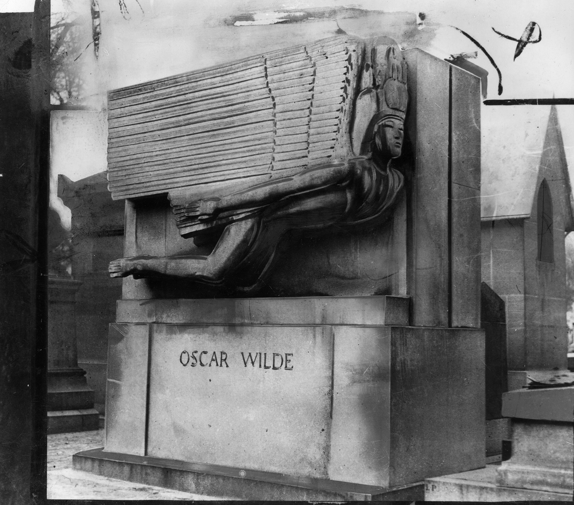 La tumba de Oscar Wilde en el cementario parisino de Pere Lachaise. Murió lejos de Londres (Express/Getty Images)