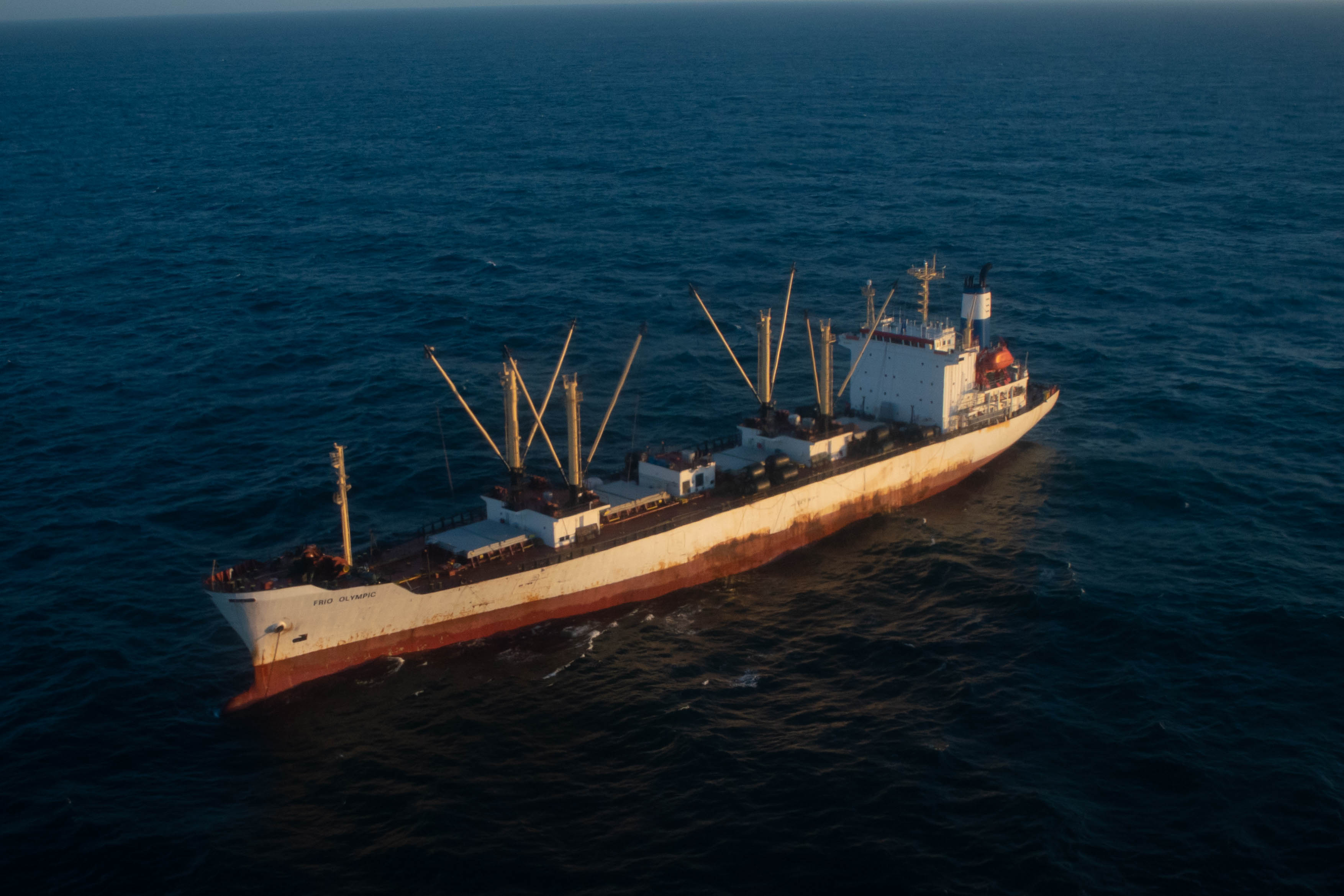 La aparición de la flota china al borde de Galápagos en 2020 centró la atención internacional en la escala industrial de la flota pesquera de China (Foto: Franco Fafasuli)