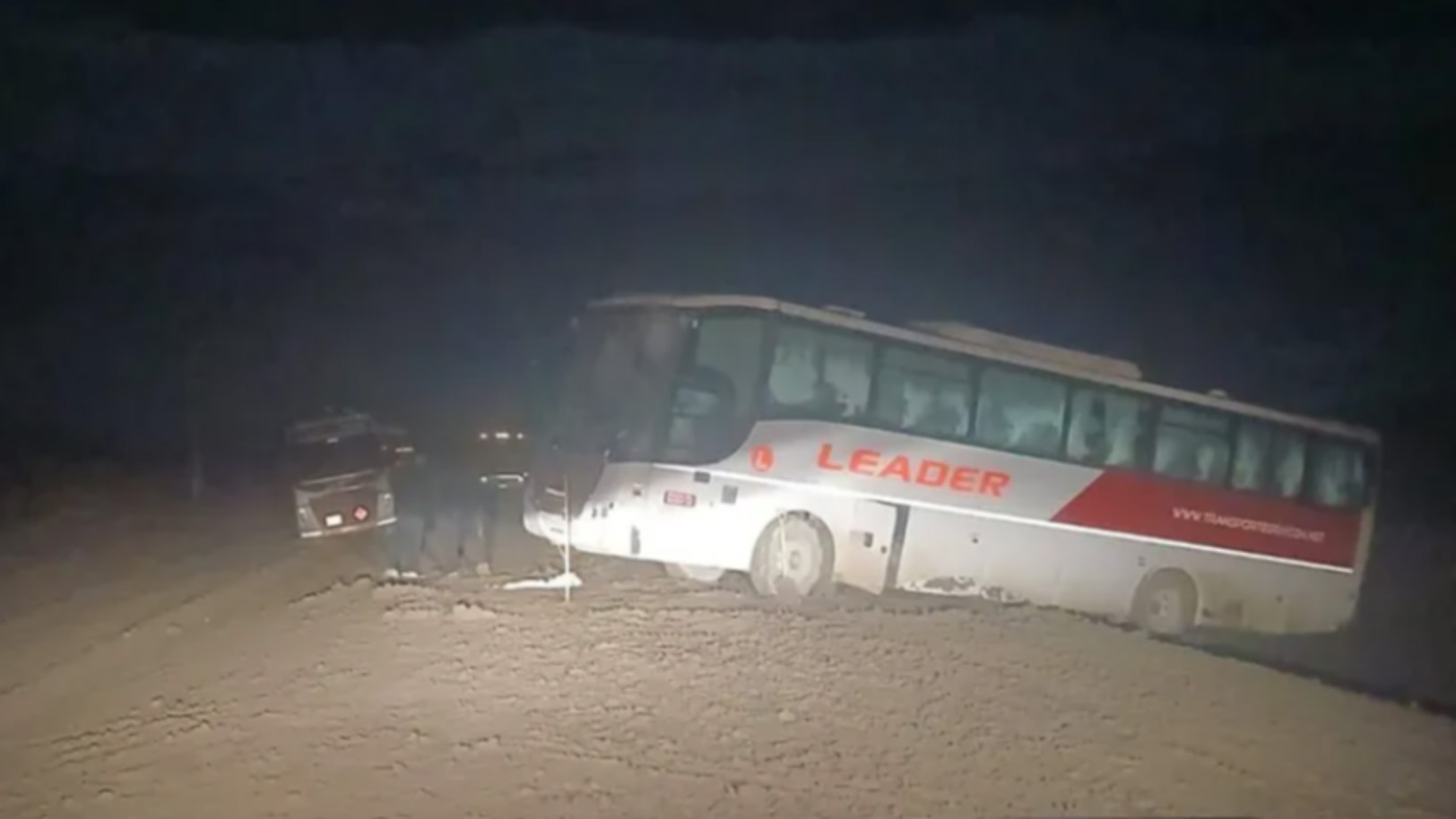 Un colectivo qued&oacute; colgado de la banquina en la Ruta 6 en Neuqu&eacute;n: 41 pasajeros estuvieron varados por seis horas