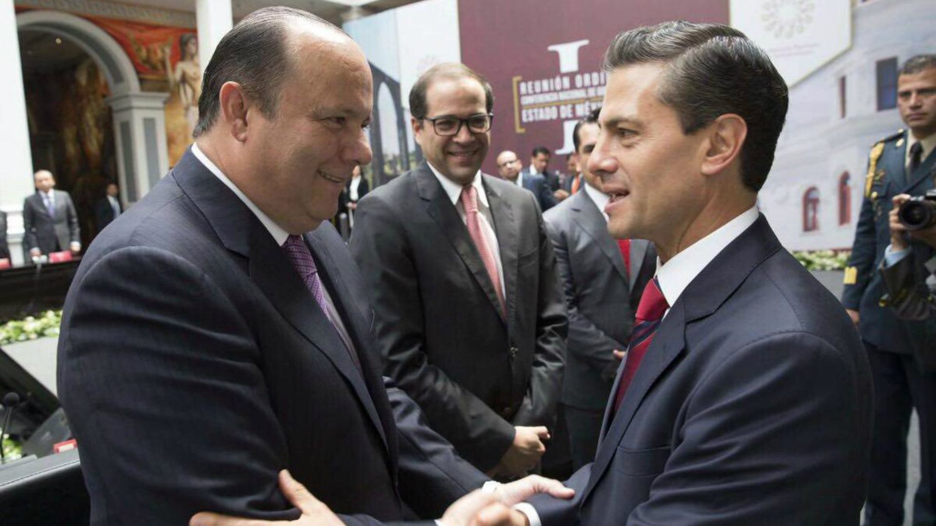César Duarte, junto al presidente Enrique Peña Nieto. El ex gobernador de Chihuahua huyó del país el año pasado. (Foto: Cuartoscuro)
