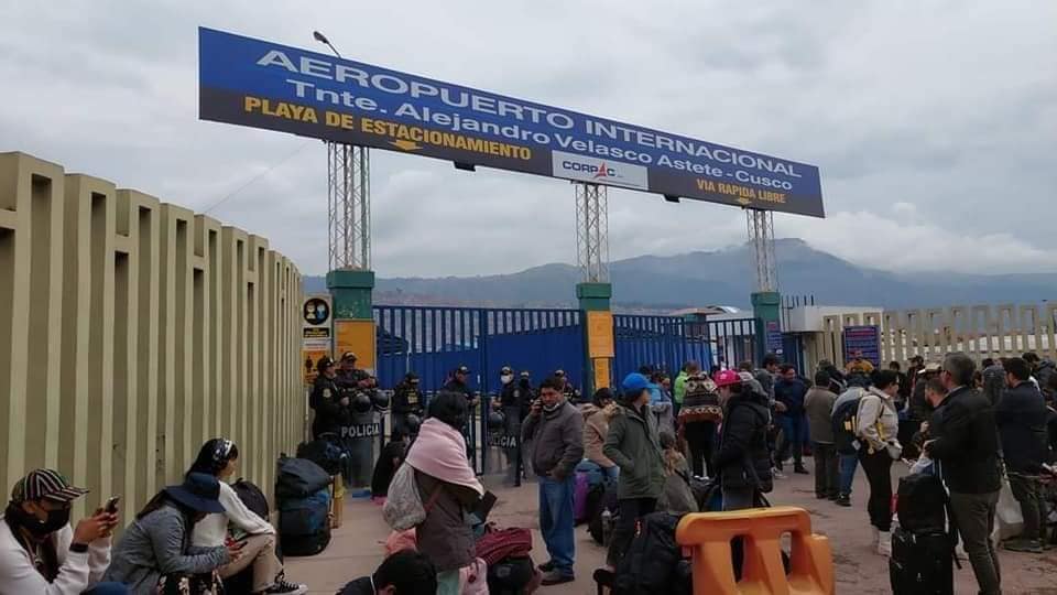 Ante la paralización del aeropuerto Alejandro Velasco Astete muchos turistas se quedaron varados en la ciudad del Cusco.