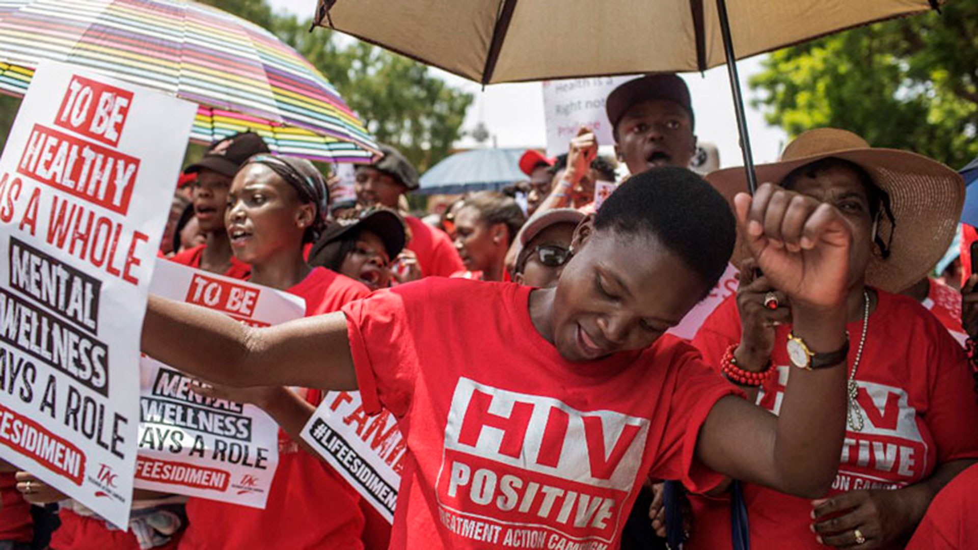 Miembros de Treatment Action Campaign (TAC) en una manifestación en Johannesburgo, Sudáfrica. (Imagen: GIANLUIGI GUERCIA / AFP)
