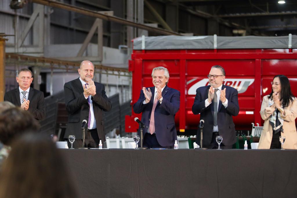 Alberto Fernández junto a Kulfas y Perotti en un acto de esta tarde
