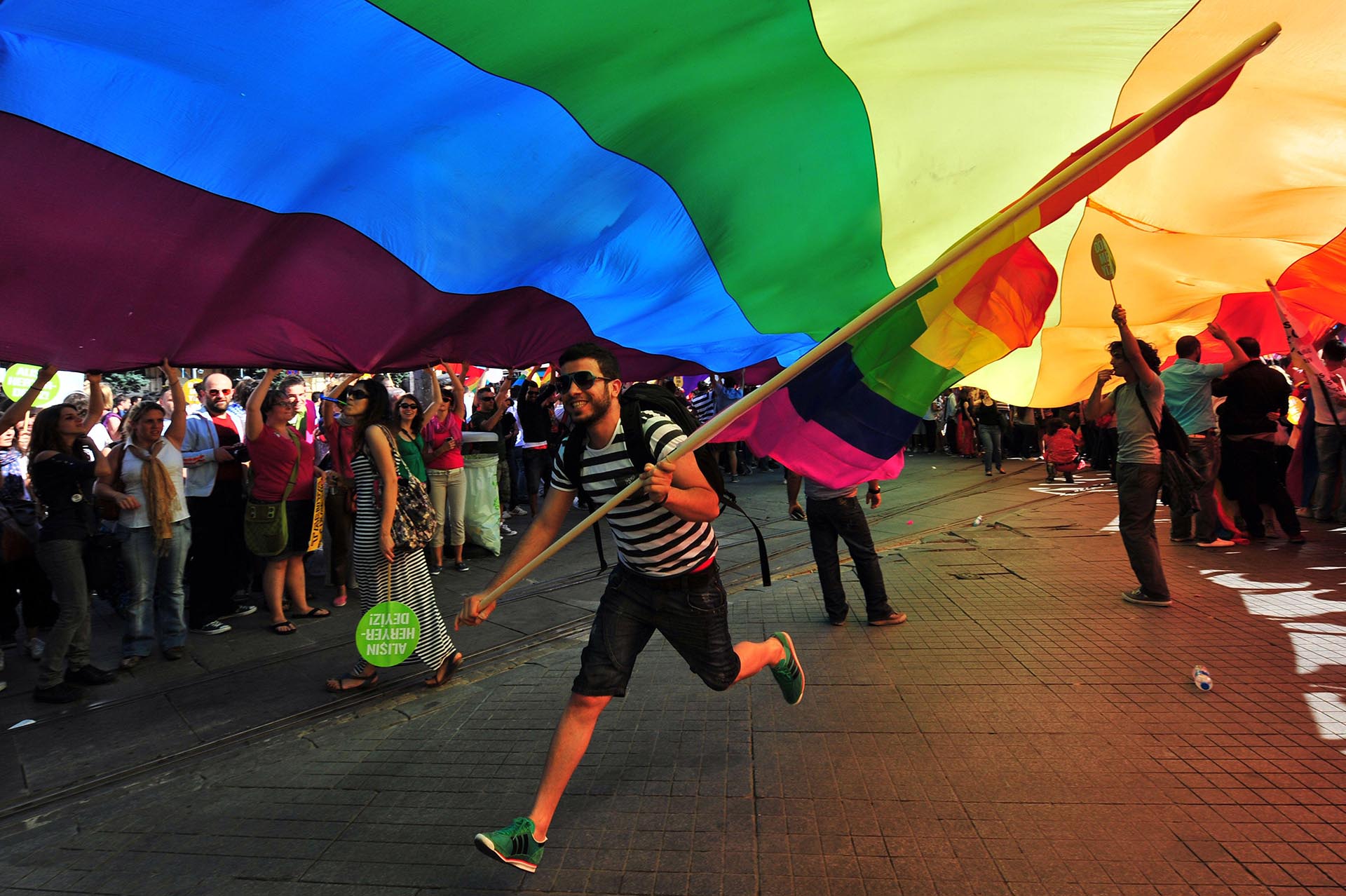 La gente participa en el Desfile del Orgullo en la Avenida Istiklal de Estambul el 26 de junio de 2011