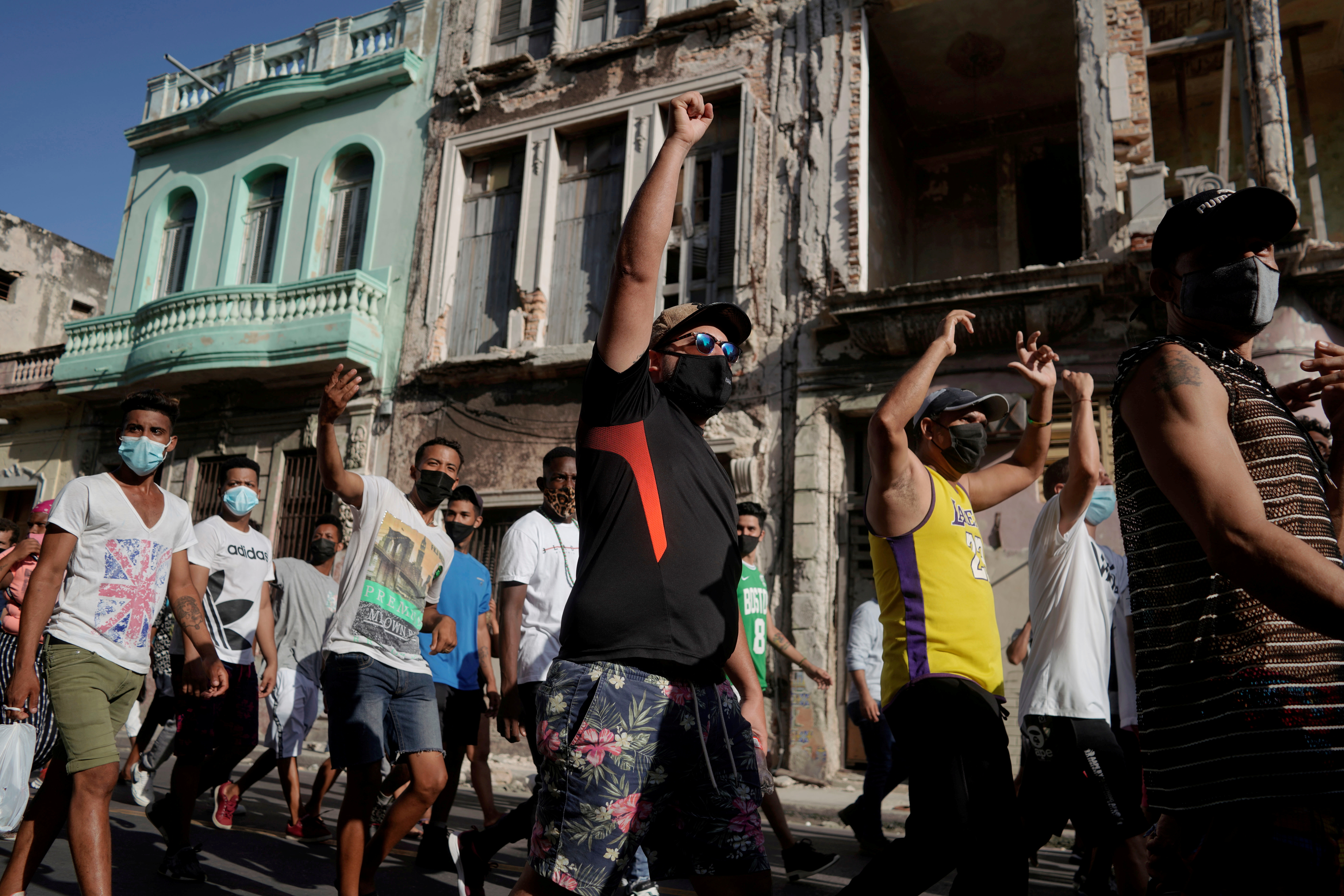 Manifestantes gritan consignas contra el régimen durante una manifestación en La Habana, Cuba, el 11 de julio de 2021. (REUTERS/Alexandre Meneghin/File Photo)
