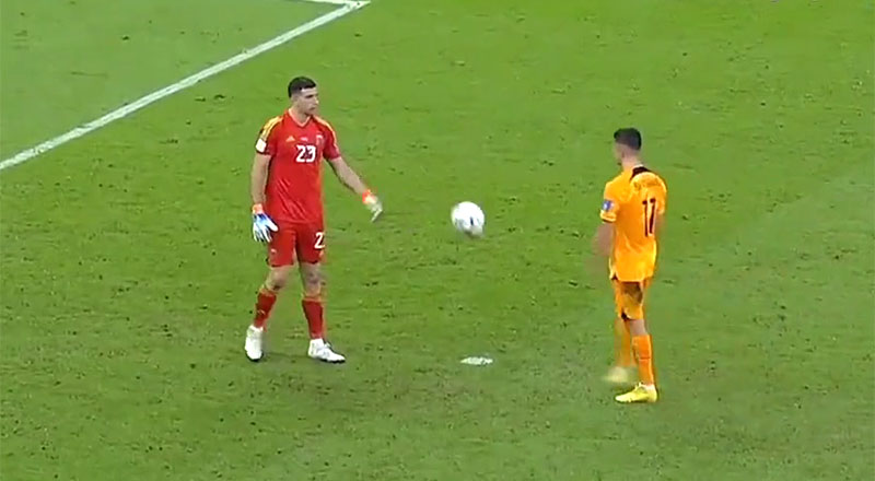 Dibu Martínez le tira la pelota a Berghuis hacia su izquierda