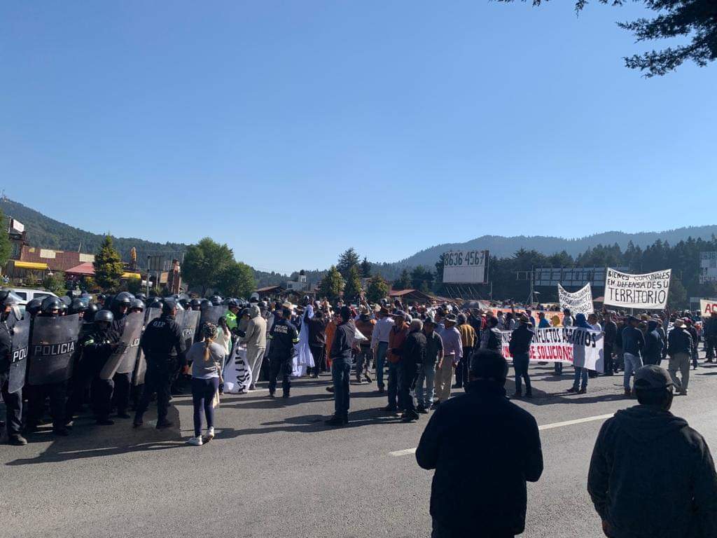 El grupo de manifestantes está integrado por comuneros de San Jerónimo Acazulco, en el Edomex (Foto: Twitter@CuajnoticiaCDMX)