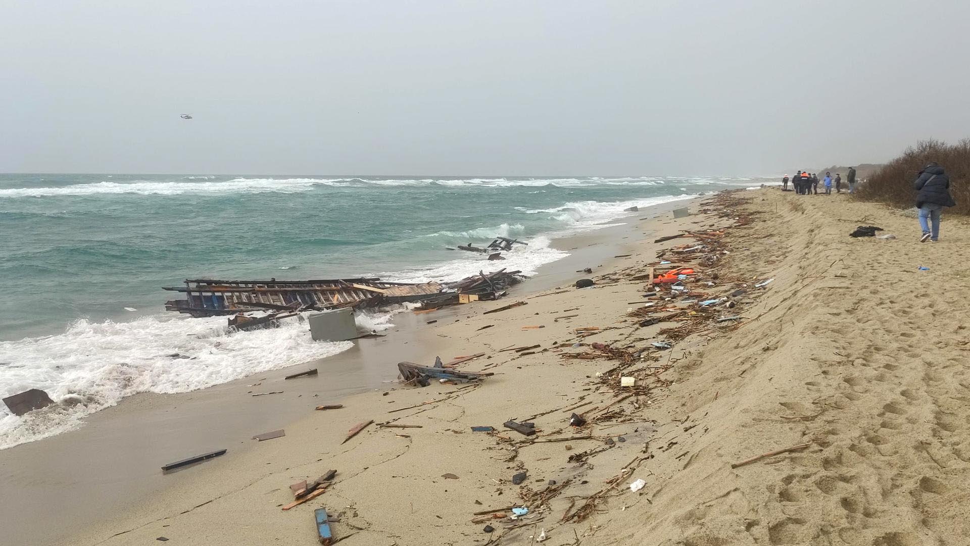 Escombros arrastrados a tierra en una playa cerca de Cutro, provincia de Crotone, sur de Italia. EFE/EPA/GIUSEPPE PIPITA 