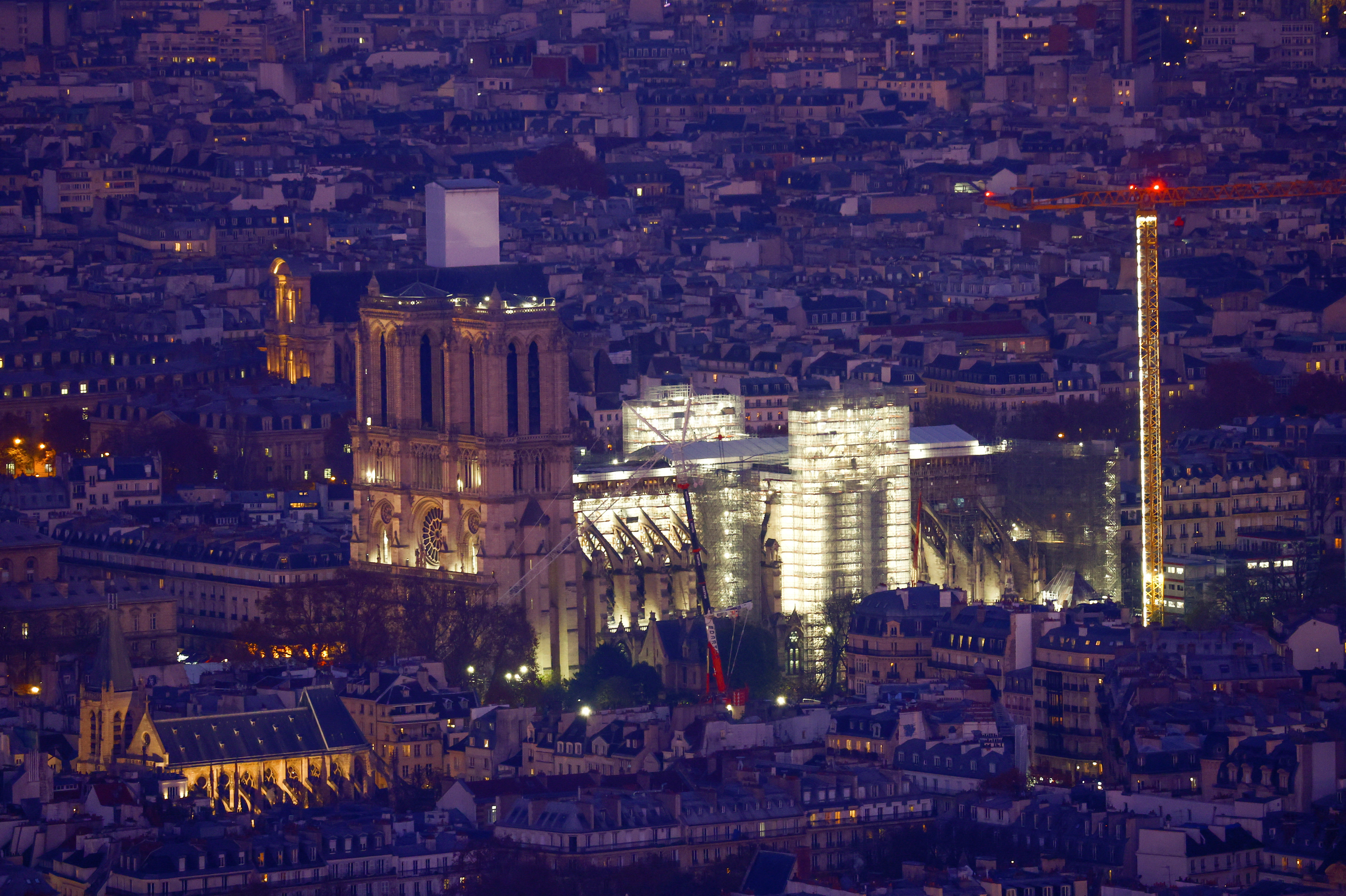 La catedral de Notre Dame tendría fecha de reapertura: el 8 de diciembre de 2024, según voceros del Ministerio de Cultura de Francia. Aquí, una vista área tomada en diciembre de 2022 (Foto: REUTERS/Gonzalo Fuentes)