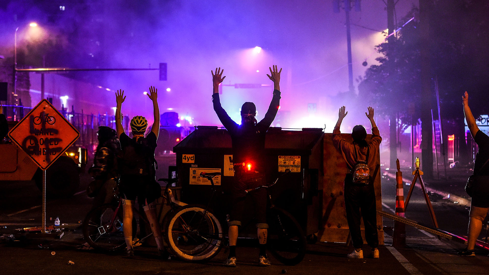 Manifestantes levantan sus brazos en Minneapolis, Minnesota (Chandan KHANNA / AFP)