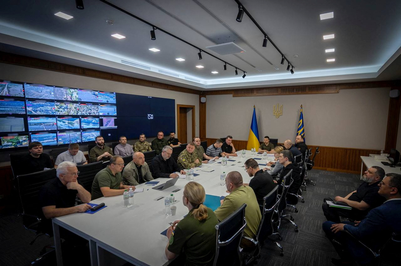 Zelensky mantuvo una reunión de emergencia con su gabinete tras la voladura de la represa de Kajovka (Ukrainian Presidential Press Service/Handout via REUTERS)