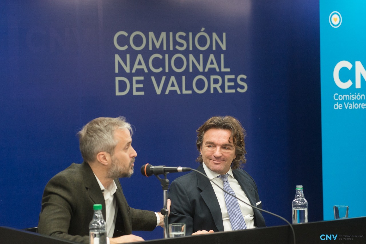 El titular de la CNV, Sebastián Negri, con el ex director de la entidad Adrián Cosentino