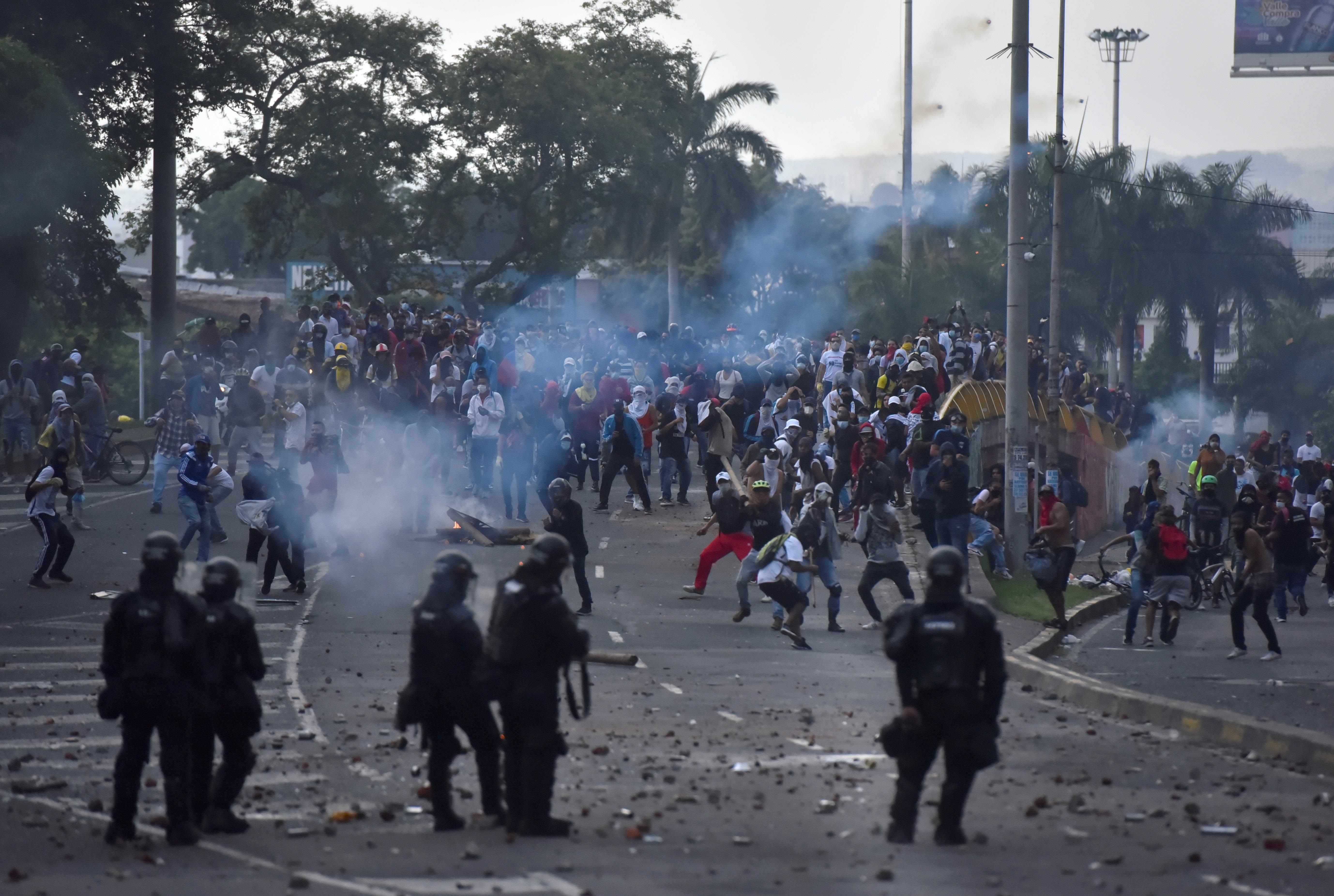Manifestantes se enfrentan el 29 de abril de 2021 a miembros del ESMAD en la segunda jornada de protestas en contra de la reforma tributaria propuesta por el gobierno de Iván Duque, hoy en Cali (Colombia). EFE/ Ernesto Guzmán Jr
