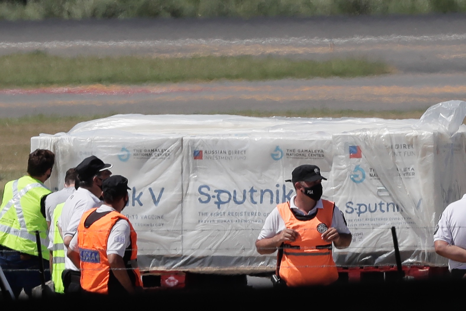 Operarios descargan contenedores de la vacuna rusa Sputnik V en el Aeropuerto de Ezeiza (EFE/Juan Ignacio Roncoroni/Archivo)
