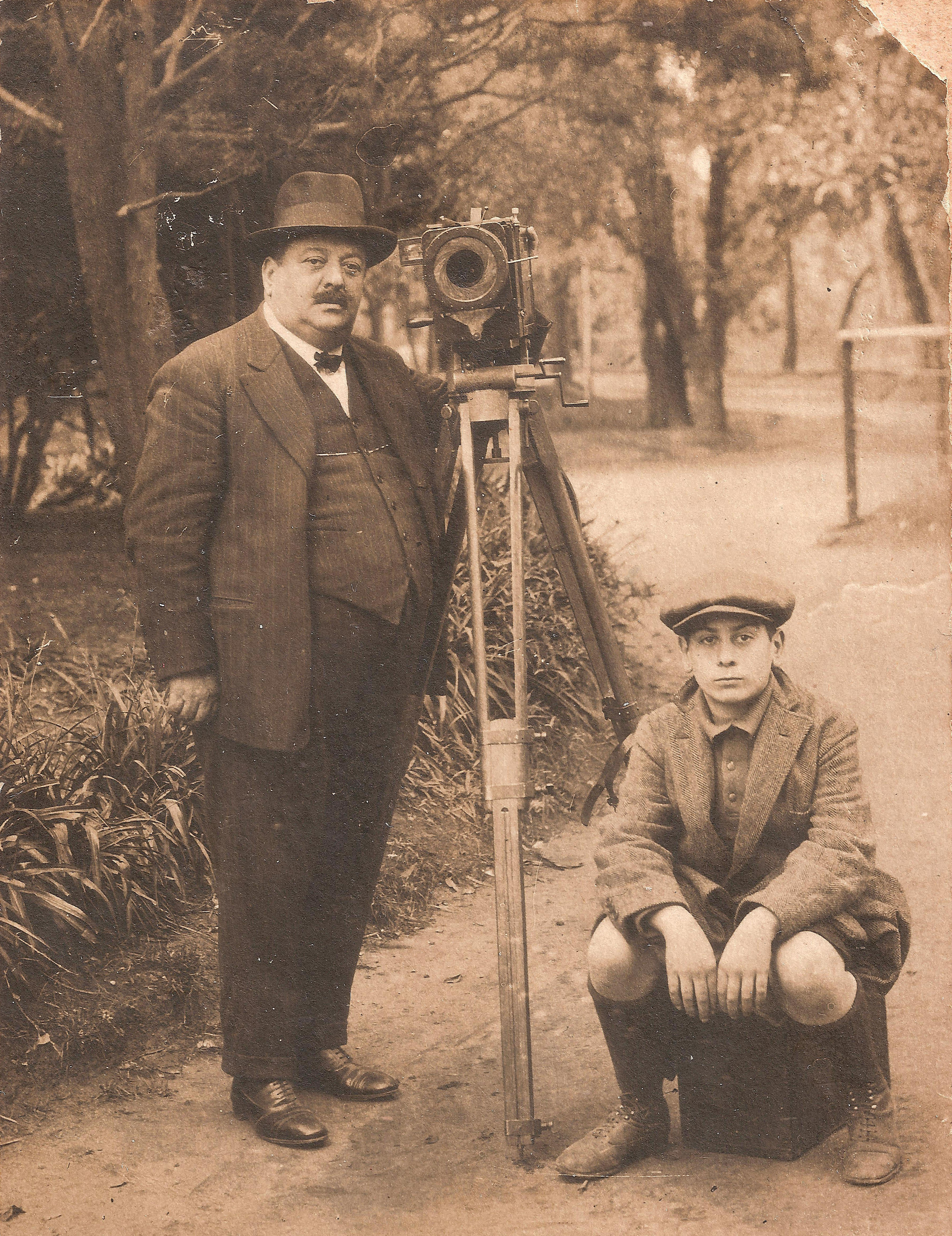 Mario Gallo junto a su hijo Carlos, fotografiados en el Jardín Zoológico, por 1925 (Gentileza Gerardo Gallo Candolo)