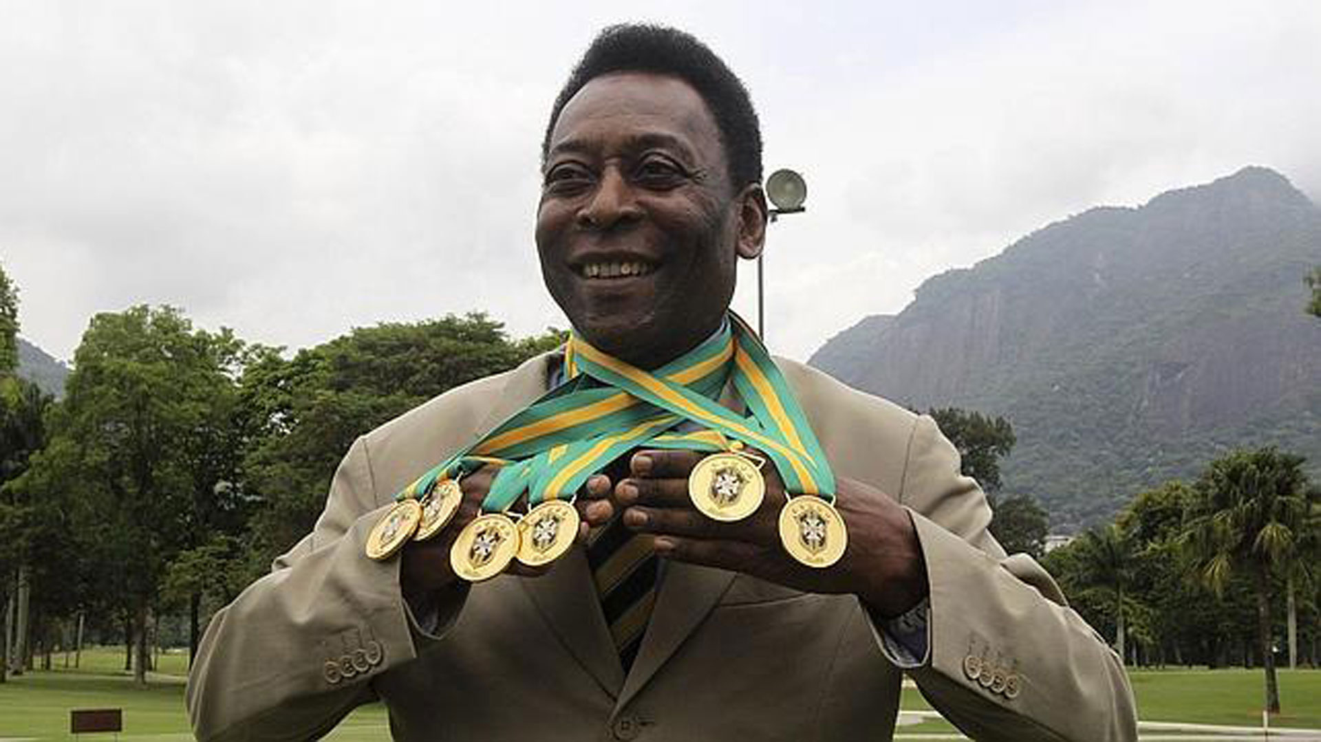 Pelé posa junto a las medallas de la Selección de Brasil