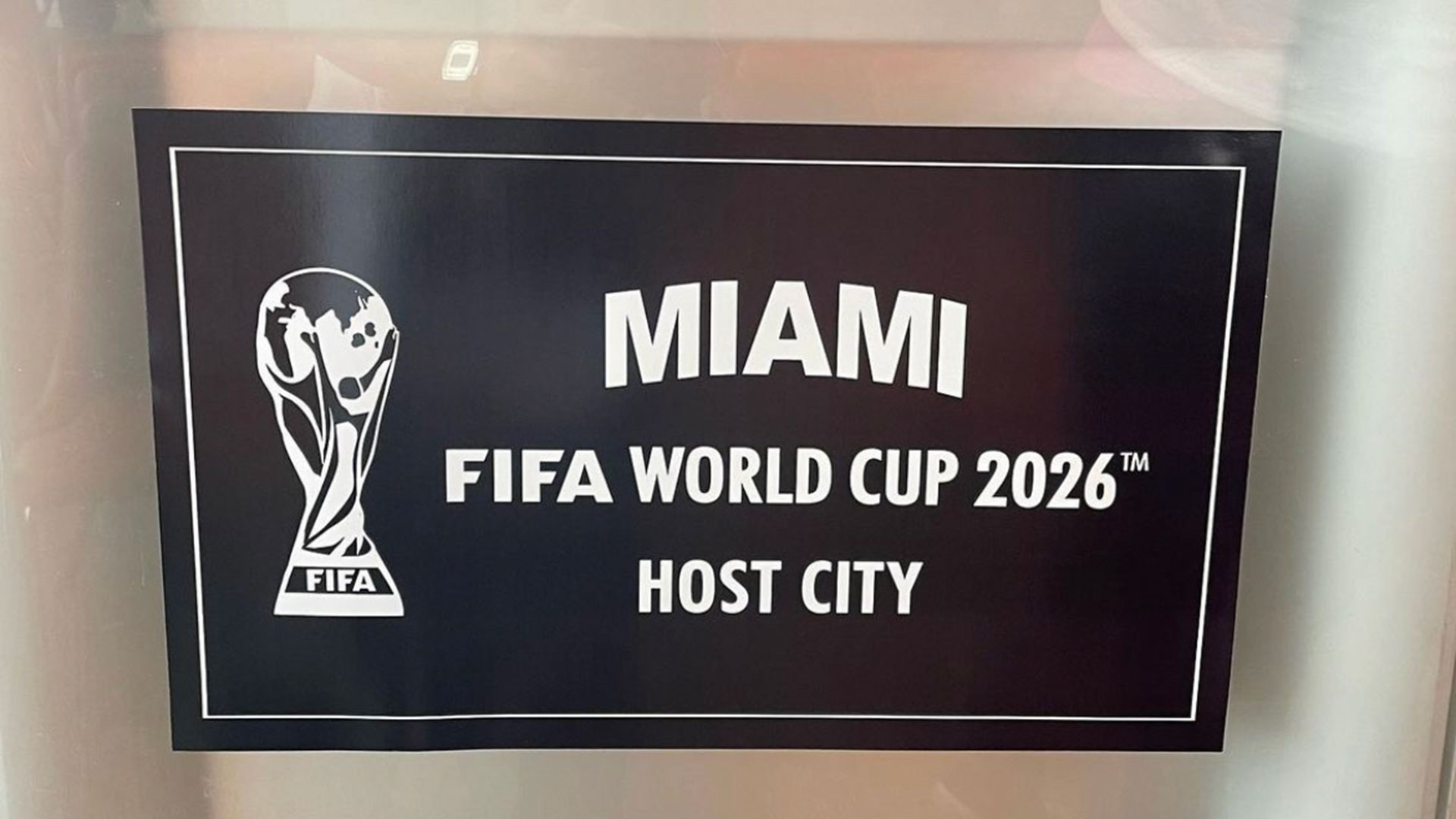 Placa oficial de FIFA anunciando que Miami es sede del mundial 2026