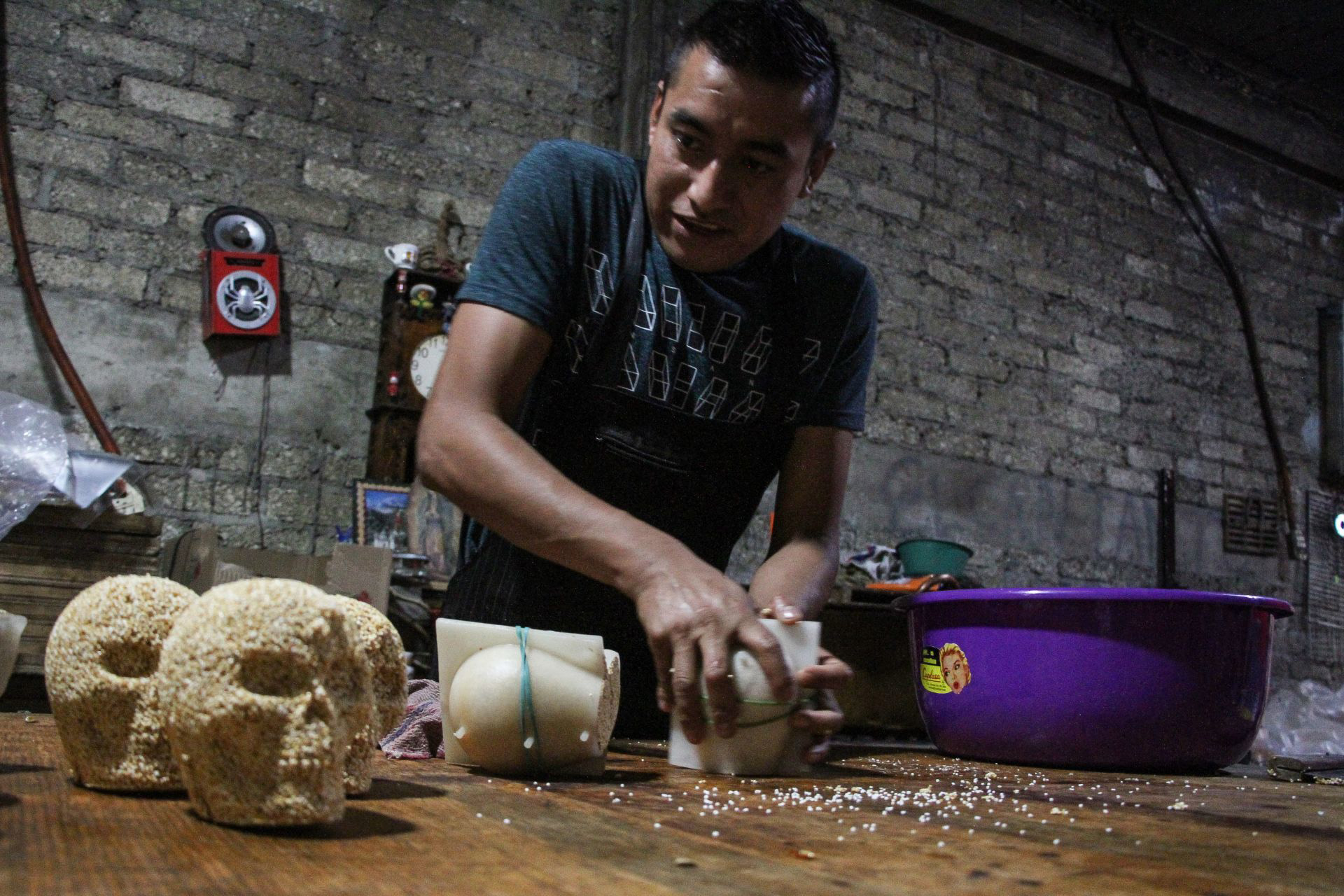 Miguel y Ricardo llevan 10 y 5 años respectivamente trabajando en la realización de dulces tradicionales en la alcaldía Xochimilco.