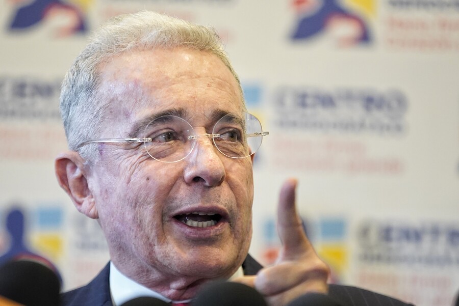 Epa Colombia dijo que Álvaro Uribe es el "papá de los pollitos". (Colprensa-Sergio Acero)
