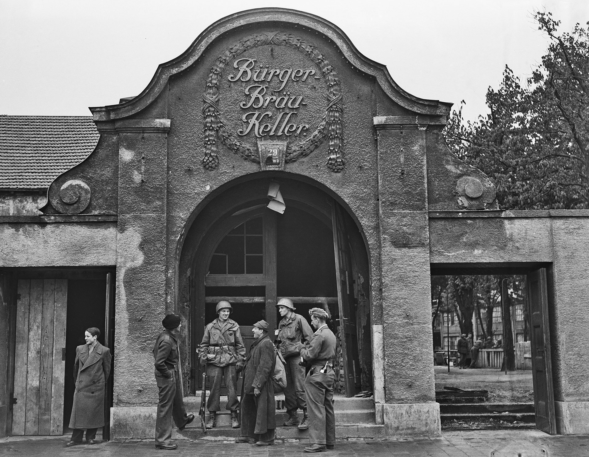 Tropas norteamericanas en el Burgerbraukeller Beer hall de Munich en 1945, poco después de la rendición nazi. El lugar fue donde Hitler lanzó el golpe de estado en 1923 que lo llevó a prisión (Photo by Fred Ramage/Keystone/Hulton Archive/Getty Images).