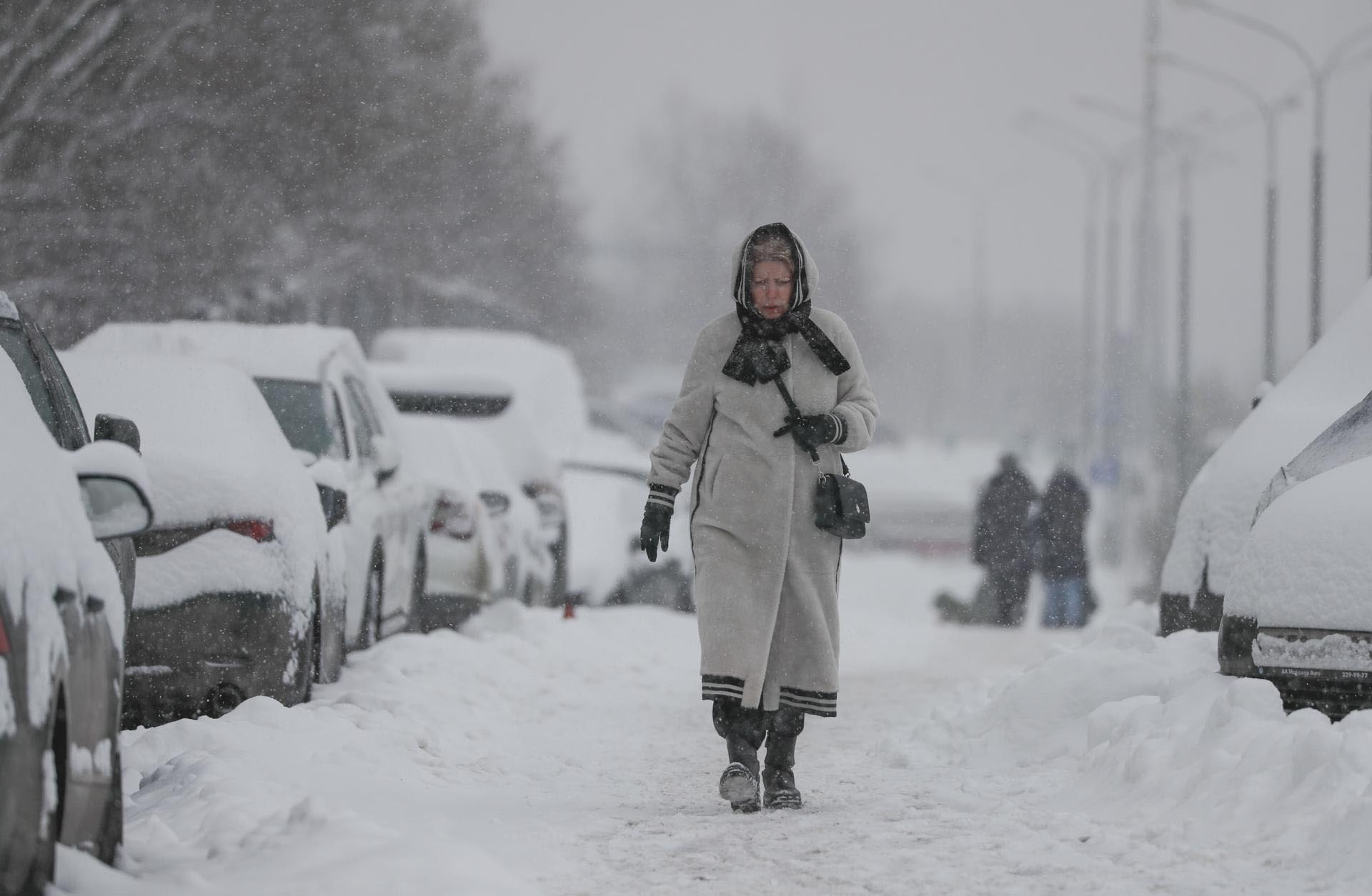 Una mujer camina por la calle durante una nevada en Moscú, Rusia
