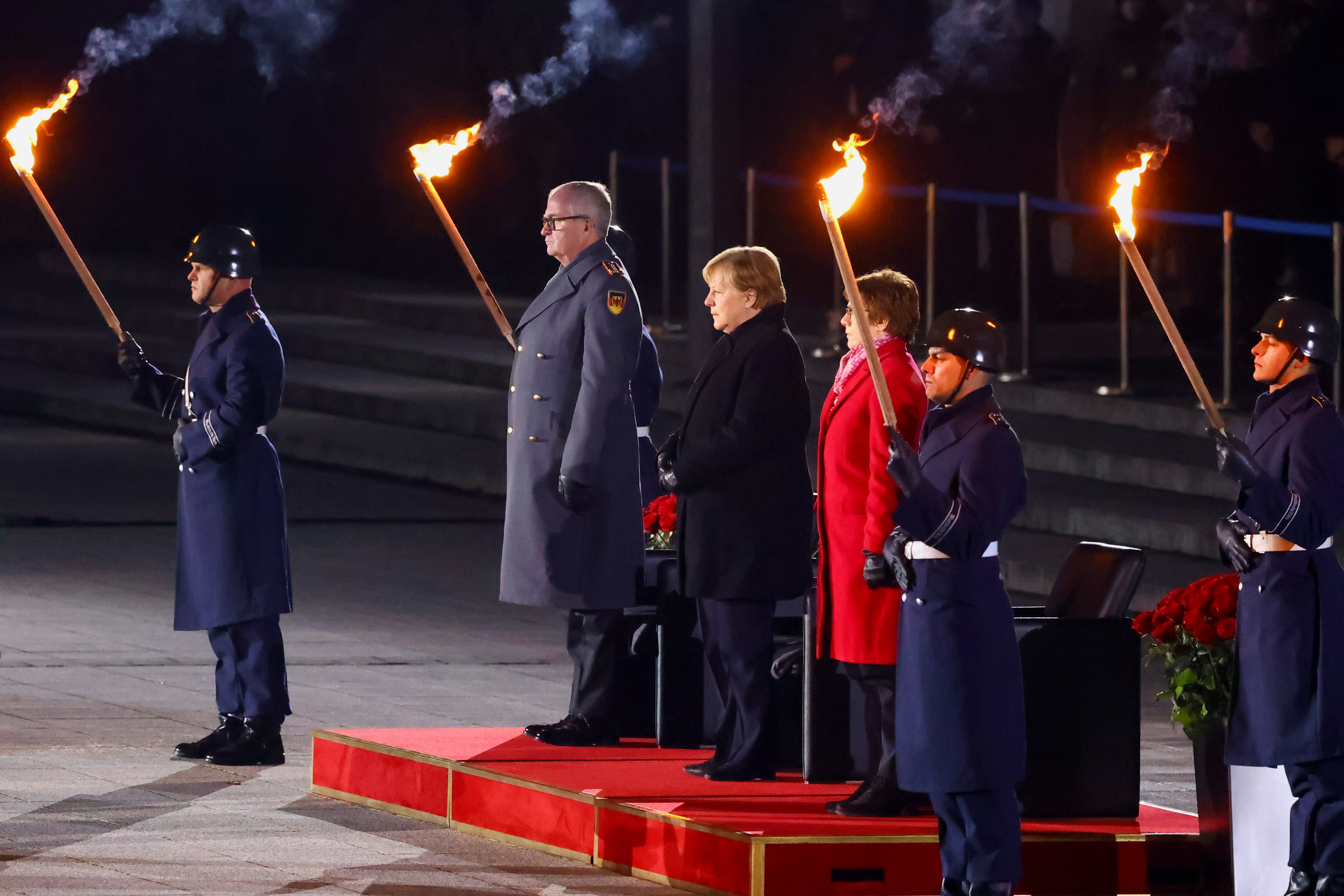 Angela Merkel presenció el desfile militar rodeada por las autoridades de Defensa de su país (REUTERS/Fabrizio Bensch)