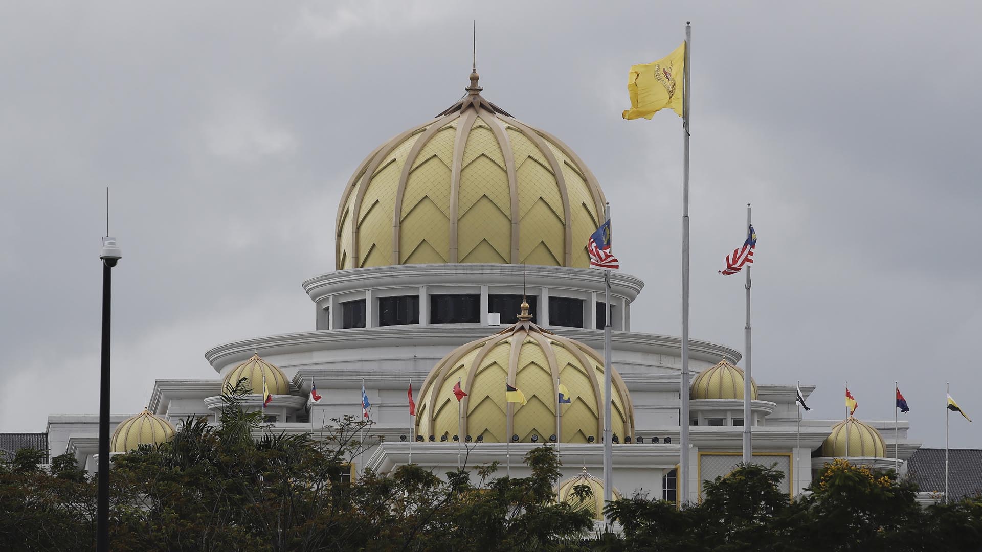 Las banderas ondean fuera del Palacio Nacional en Kuala Lumpur, Malasia, el martes 22 de noviembre de 2022. (Foto AP/FL Wong)
