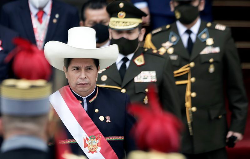 La mayoría de los 19 miembros del gabinete de Castillo son personalidades o políticos cercanos a la izquierda (FOTO: REUTERS)