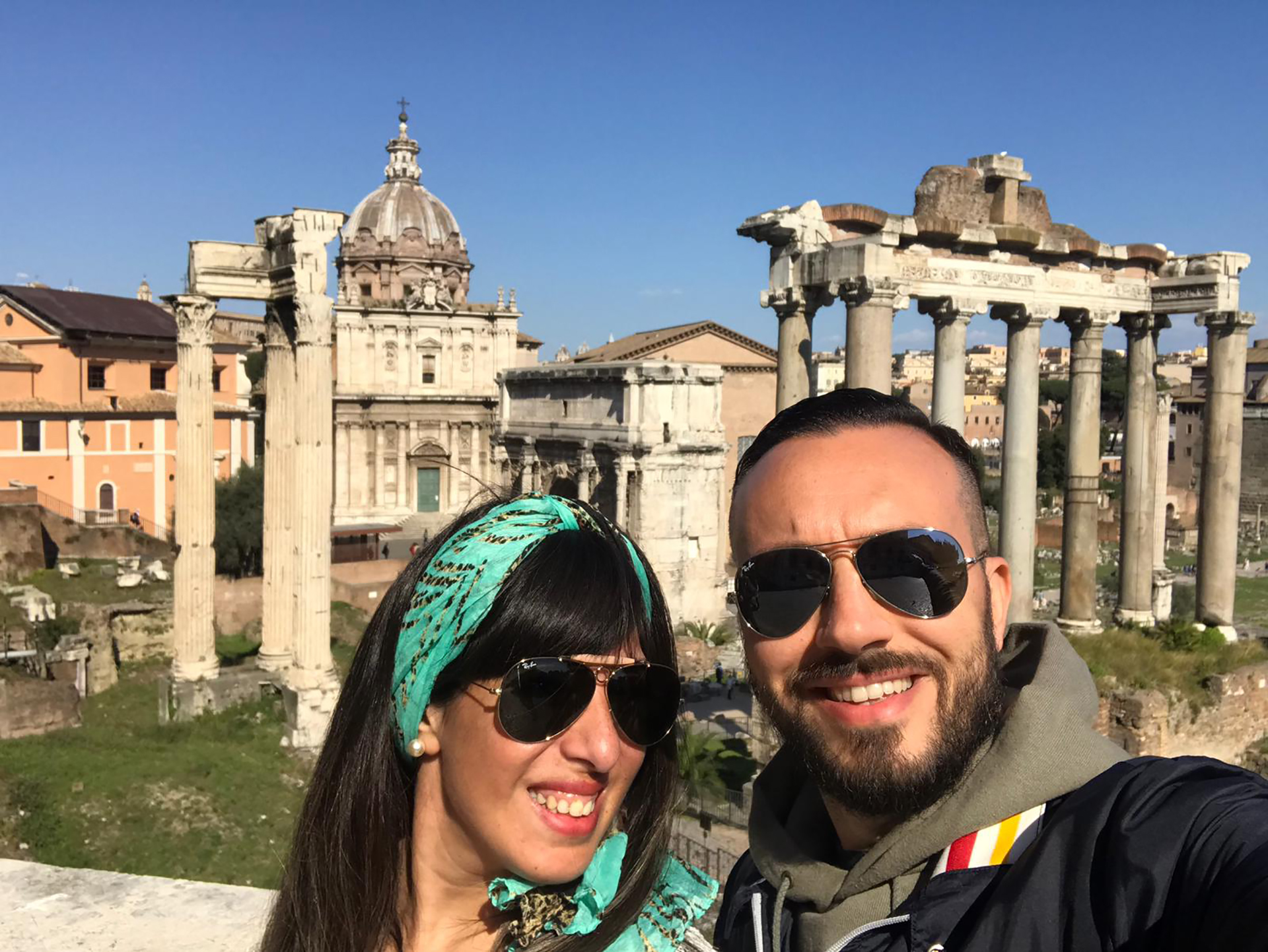 Con Veronica, la sua compagna, in visita a Roma.  Si sono conosciuti una notte d'estate a Plaza Serrano ed è stato amore a prima vista
