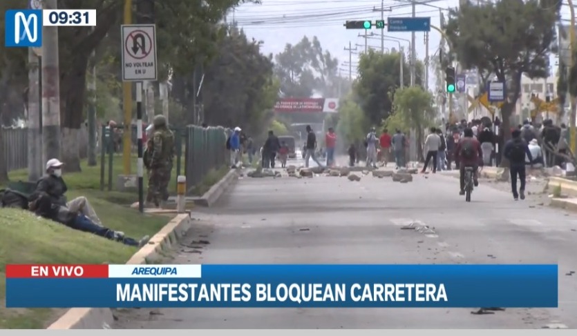 Sigue el bloqueo de carreteras en Arequipa.