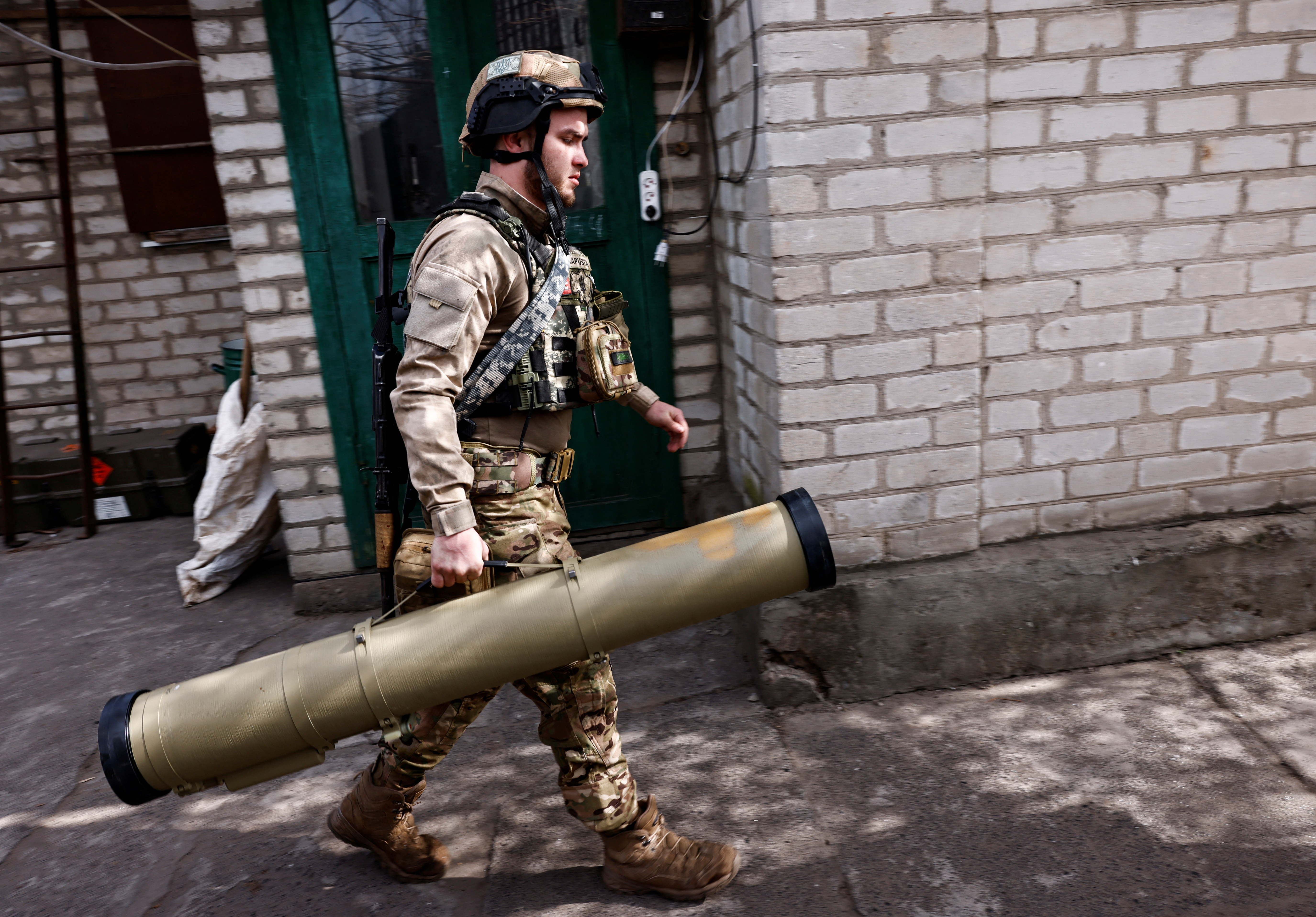 Un soldado ucraniano acarrea un arma antitaque rusa capturada en el campo de batalla de Kreminna, Luhansk (REUTERS/Violeta Santos Moura)