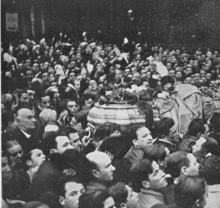 El féretro fue llevado a pulso por la multitud desde su casa hasta el cementerio de la Recoleta. (Fotografía Revista Caras y Caretas 15  de julio 1933)