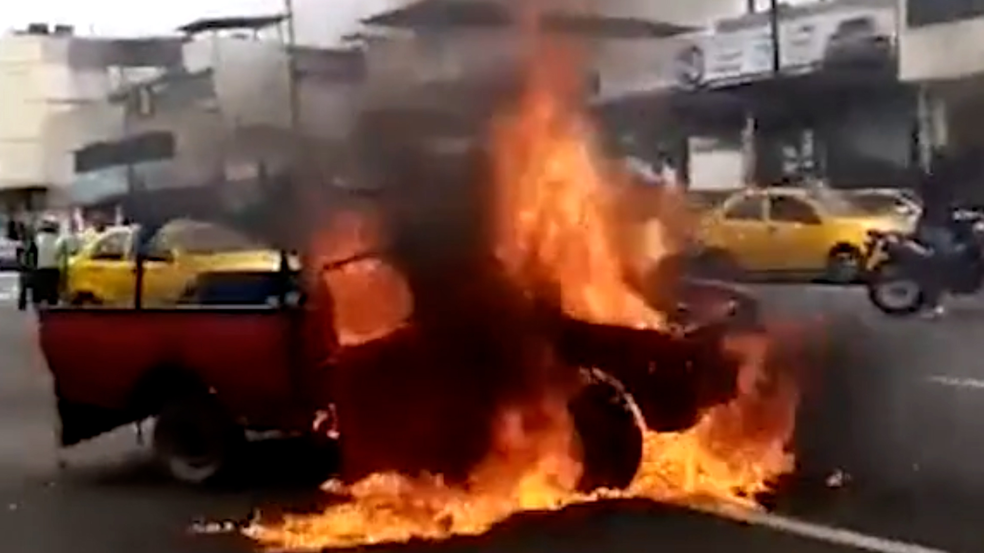 Insólito Prendió Fuego Su Camioneta Para Evitar Que Le Pusieran Multas