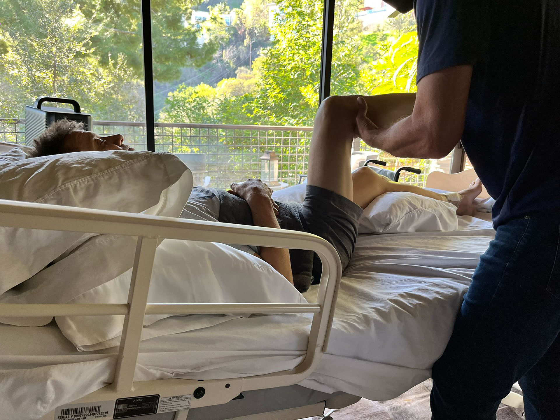 Jeremy Renner reveló que se fracturó más de 30 huesos en su accidente y compartió una foto de su rehabilitación