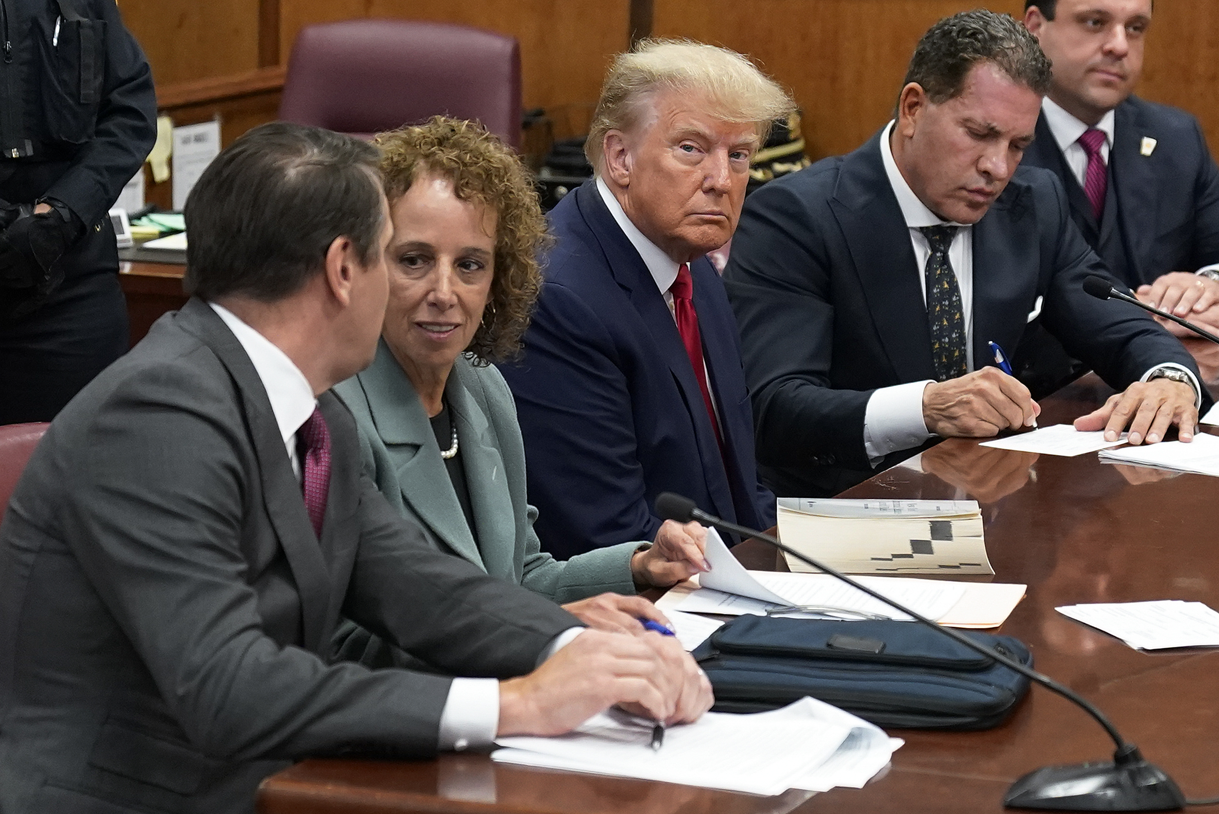 Donald Trump junto a sus abogados (AP Photo/Seth Wenig)