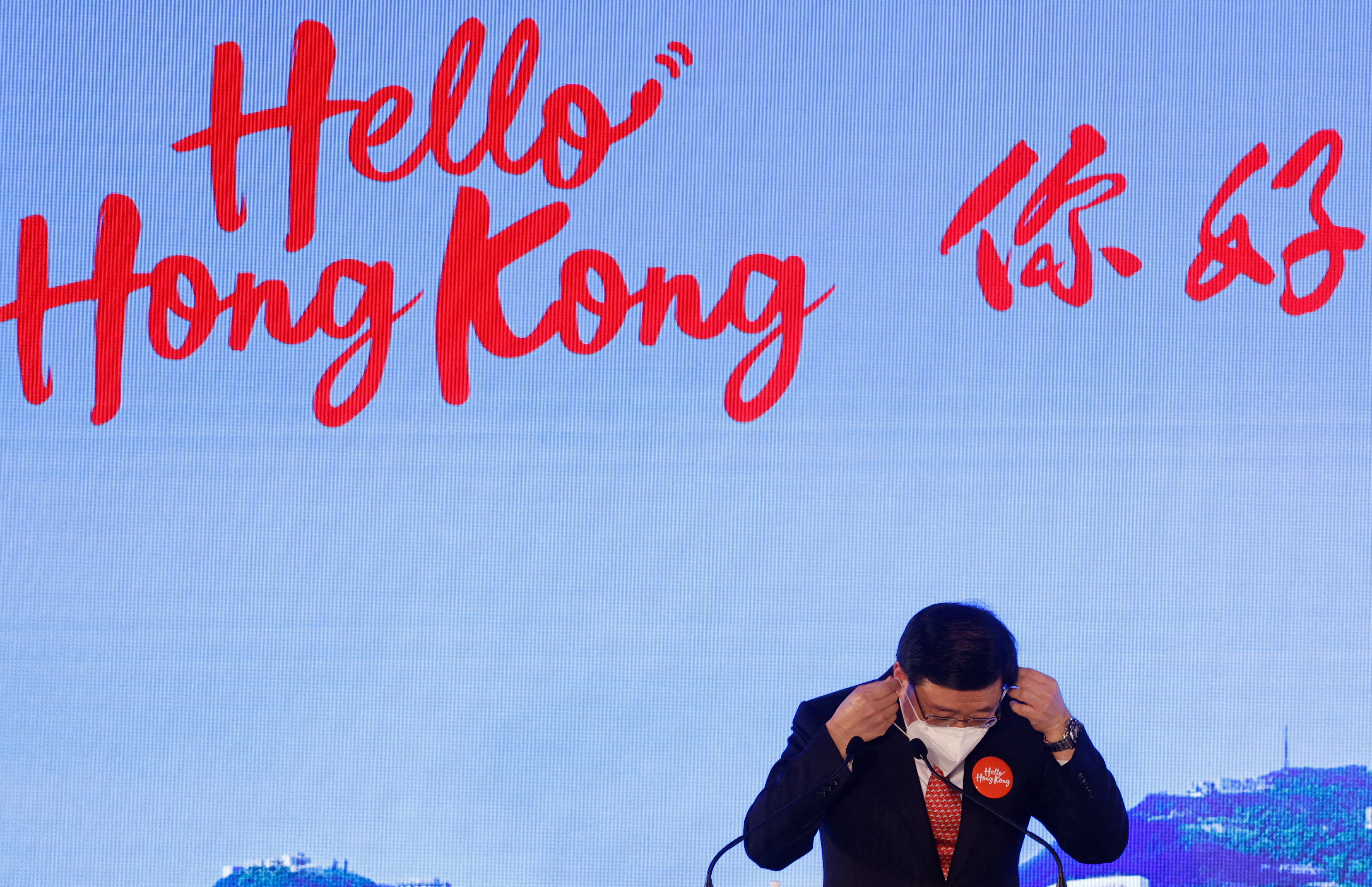 John Lee se ajusta su máscara protectora tras un acto de la campaña "Hello Hong Kong" para promover el turismo de la ciudad en Hong Kong, China, 2 de febrero de 2023. REUTERS/Tyrone Siu