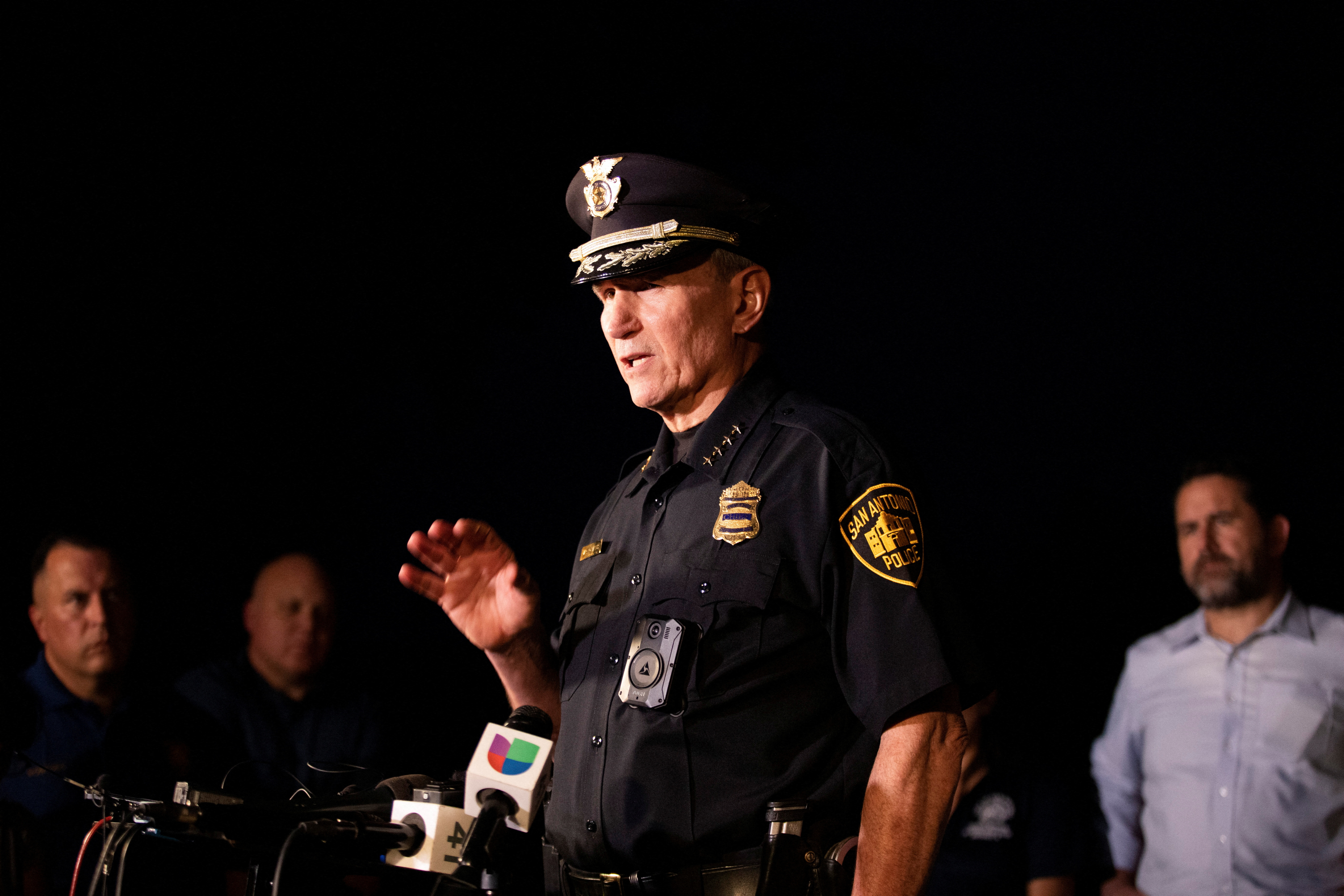 El jefe de la policía de San Antonio, William McManus en la escena donde fueron encontrados 46 migrantes muertos en un tráiler

Foto: REUTERS/Kaylee Greenlee Beal