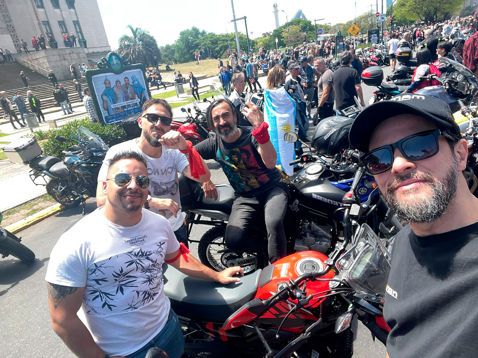 Motorcycle thefts: the hottest hits of the AMBA 2 Pablo Elsinger (white shirt on the left) was on Saturday in the march for more security, and yesterday his motorcycle was stolen in Acceso Oeste