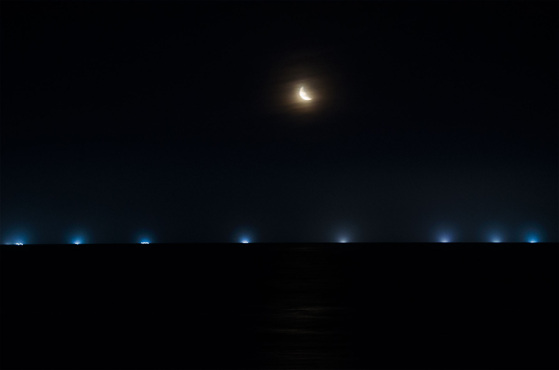 Las luces son barcos de las industrias pesqueras de China continental, Corea del Sur, España y Taiwán que bordean el Mar Argentino aprovechando la falta de legislación para pescar indiscriminadamente (Crédito: Matias Arbotto)