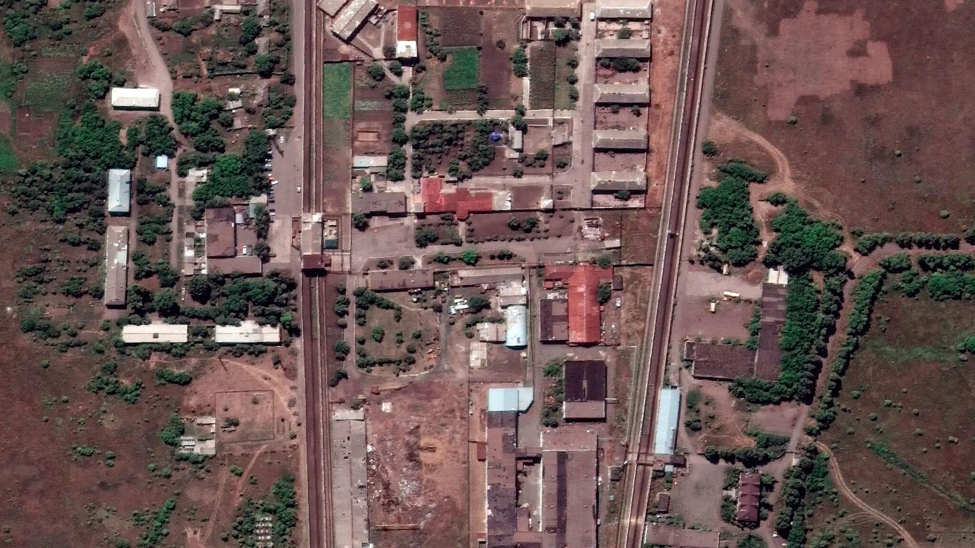 Una imagen satelital mostró una vista general de una prisión en Olenivka, Ucrania, en julio. Los investigadores dijeron que encontraron evidencia de tierra removida allí consistente con fosas comunes (tecnologías Maxar/Vía Reuters)