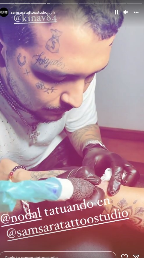 El compositor de "Ya no somos ni seremos" también aprovechó su estancia para tatuar a un par de mujeres (Foto: Instagram)