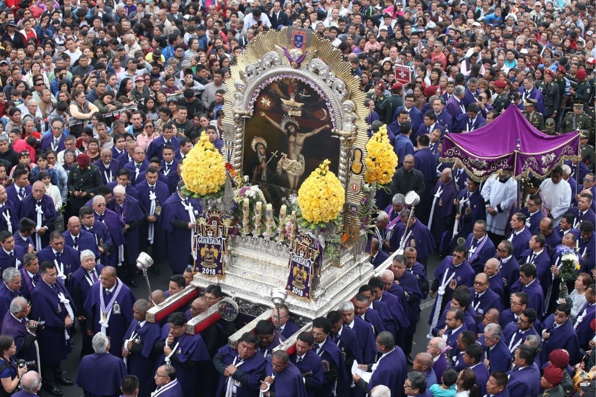 Historia de fe reúne a miles en la procesión del Señor de los Milagros. (Foto:Andina)