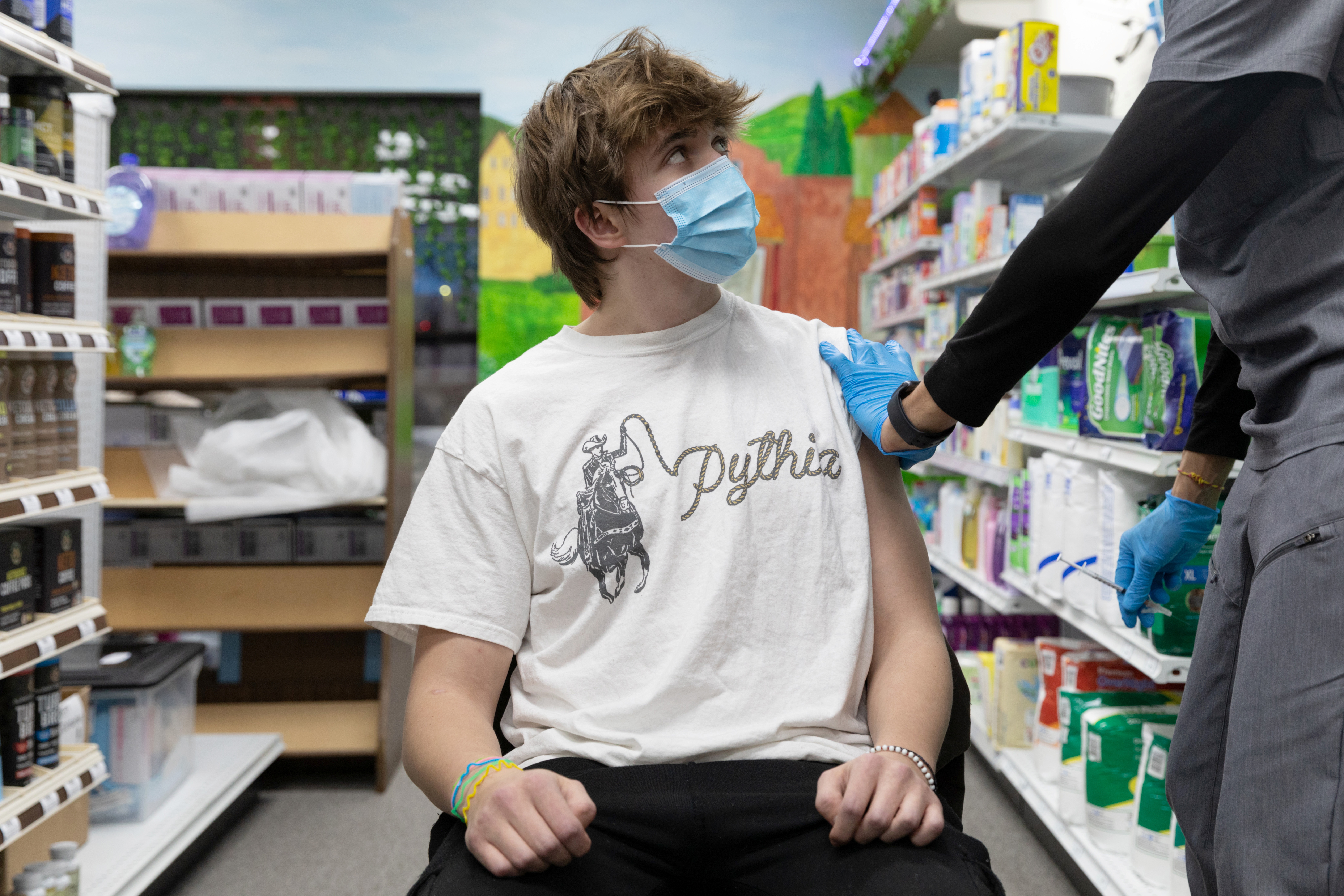 Un joven de 17 años recibe la vacuna de Pfizer-BioNTech en Schwenksville, Pennsylvania (REUTERS/Hannah Beier)